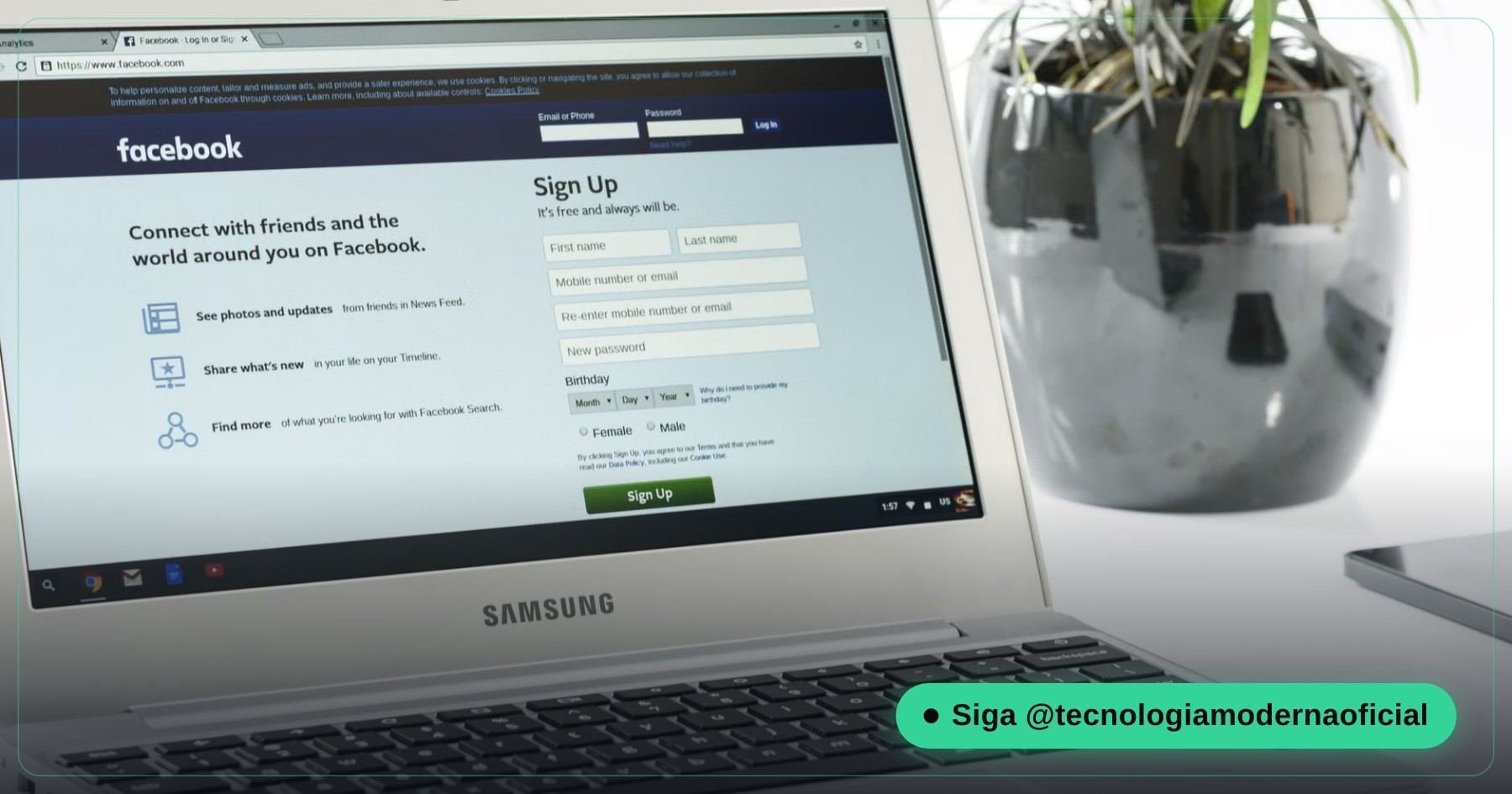 Pessoa fazendo cadastro em um site pelo notebook
