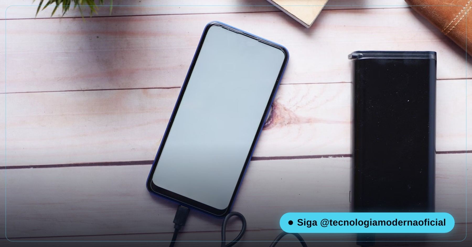 Portatile collegato alla corrente sulla scrivania