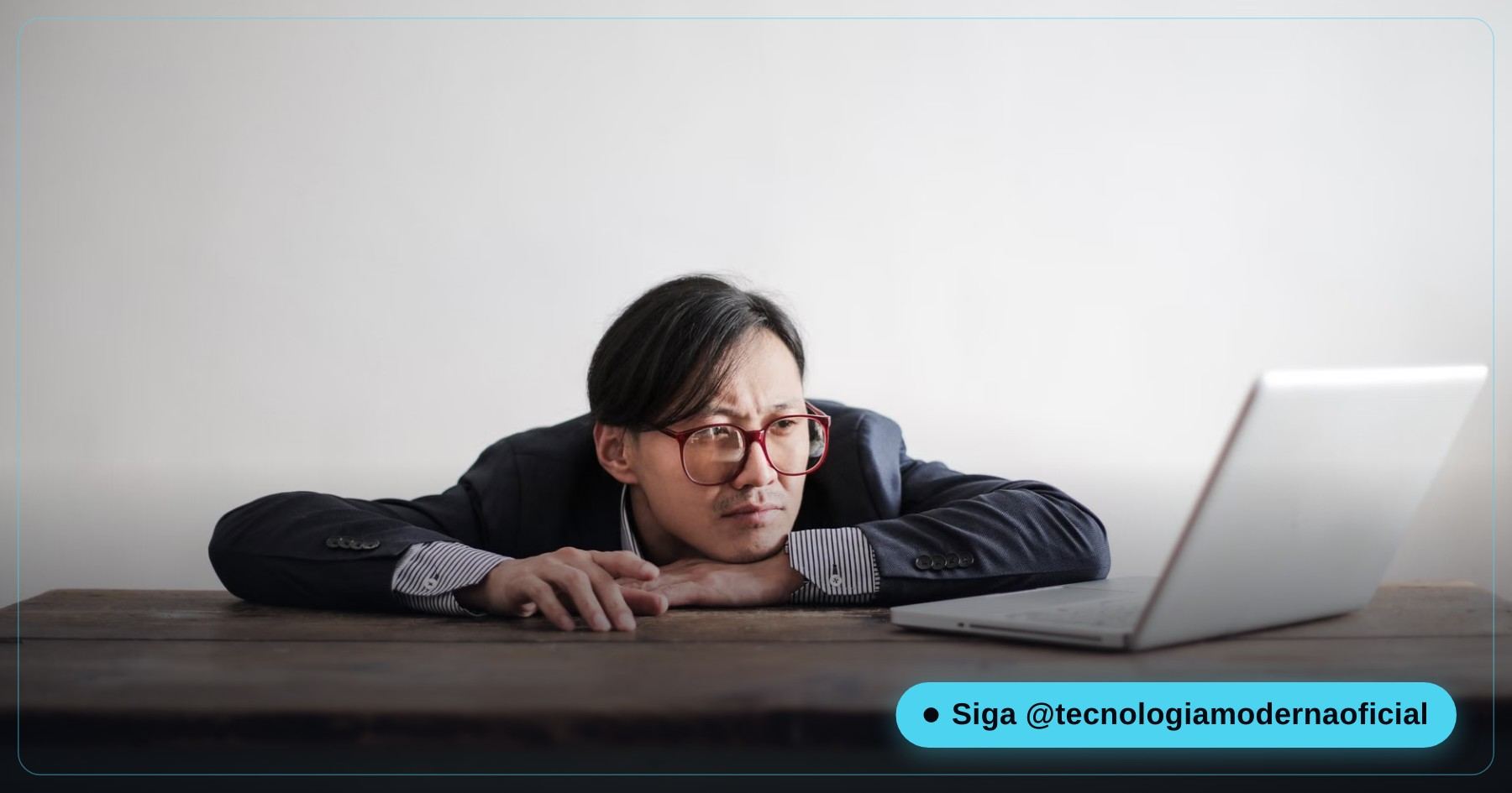 Personne qui attend devant un ordinateur portable lent