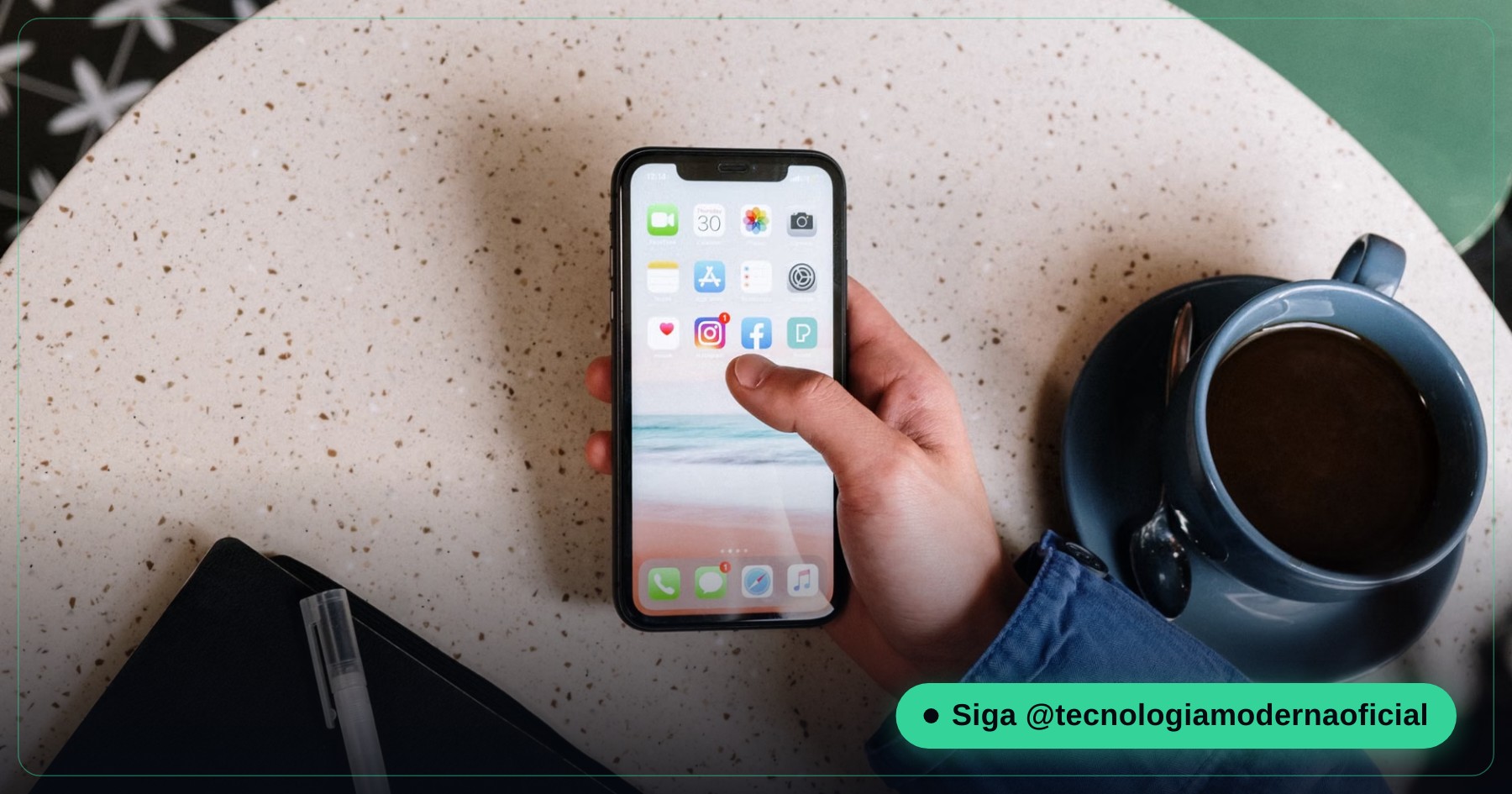 Celular esquecido em cima de uma mesa de café