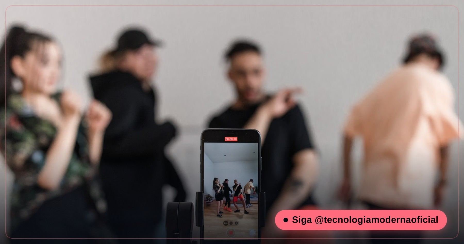 Criador de conteúdo gravando vídeo com o celular no tripé