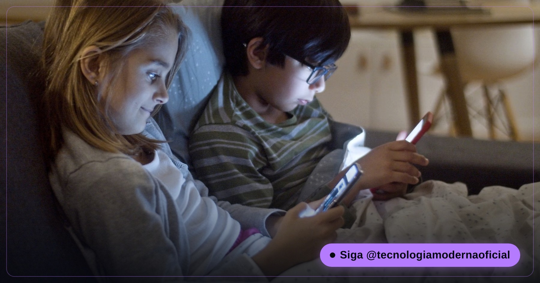 Criança usando o celular no sofá