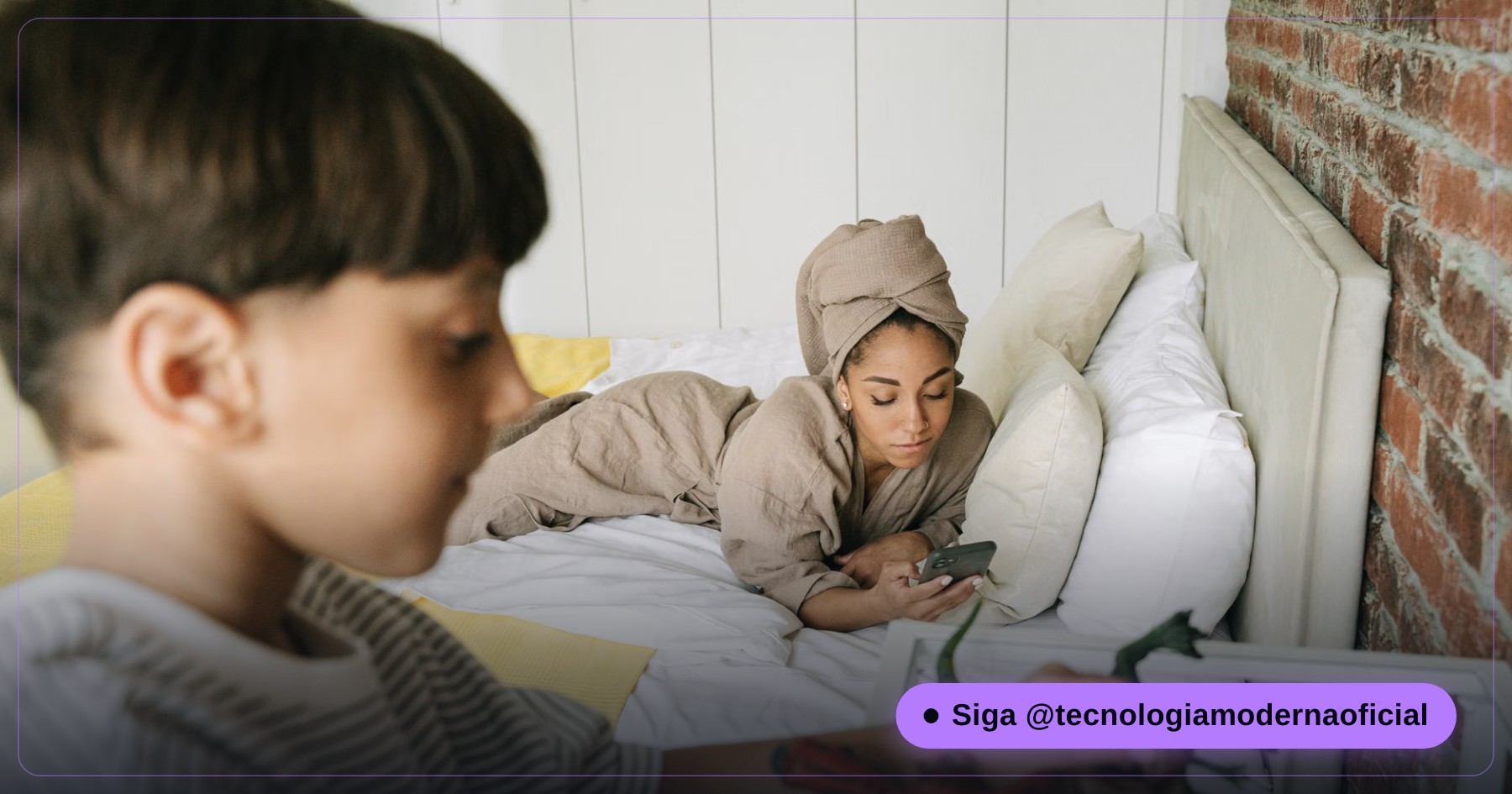 Mãe e filho configurando o celular juntos