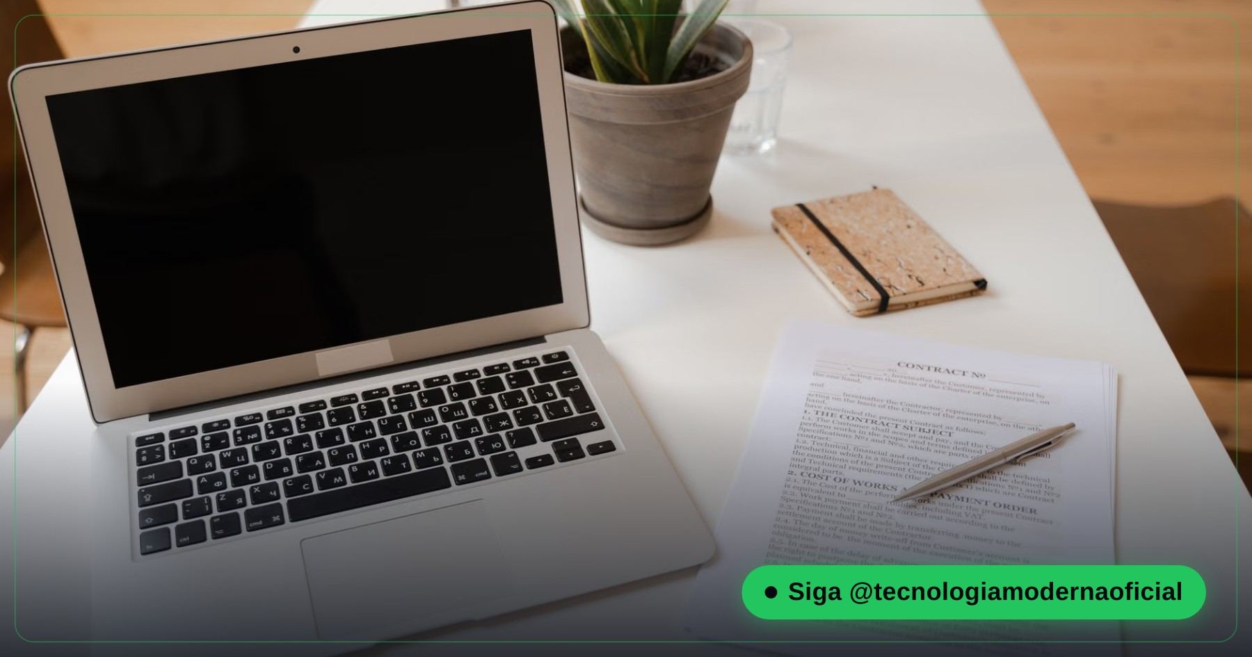 Portátil con documentos personales sobre una mesa