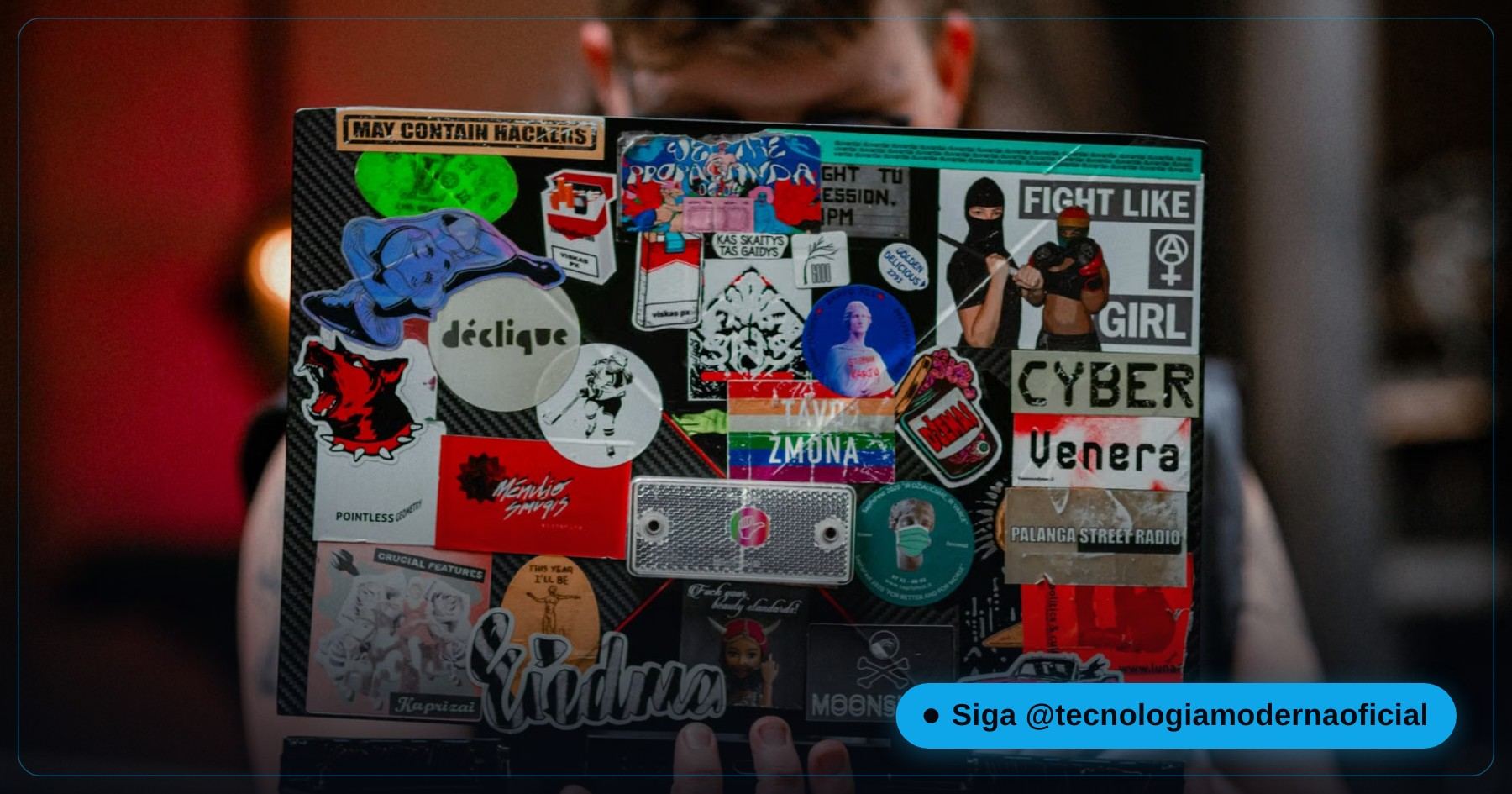 Parte de baixo de um notebook com etiquetas