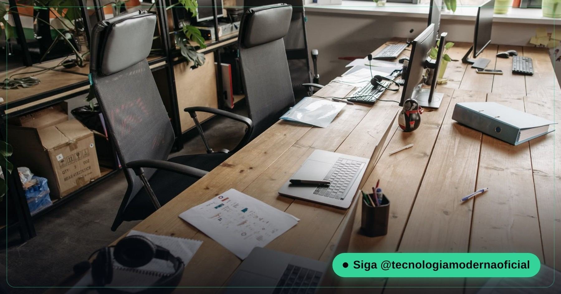 Computador ligado em uma mesa vazia de escritório