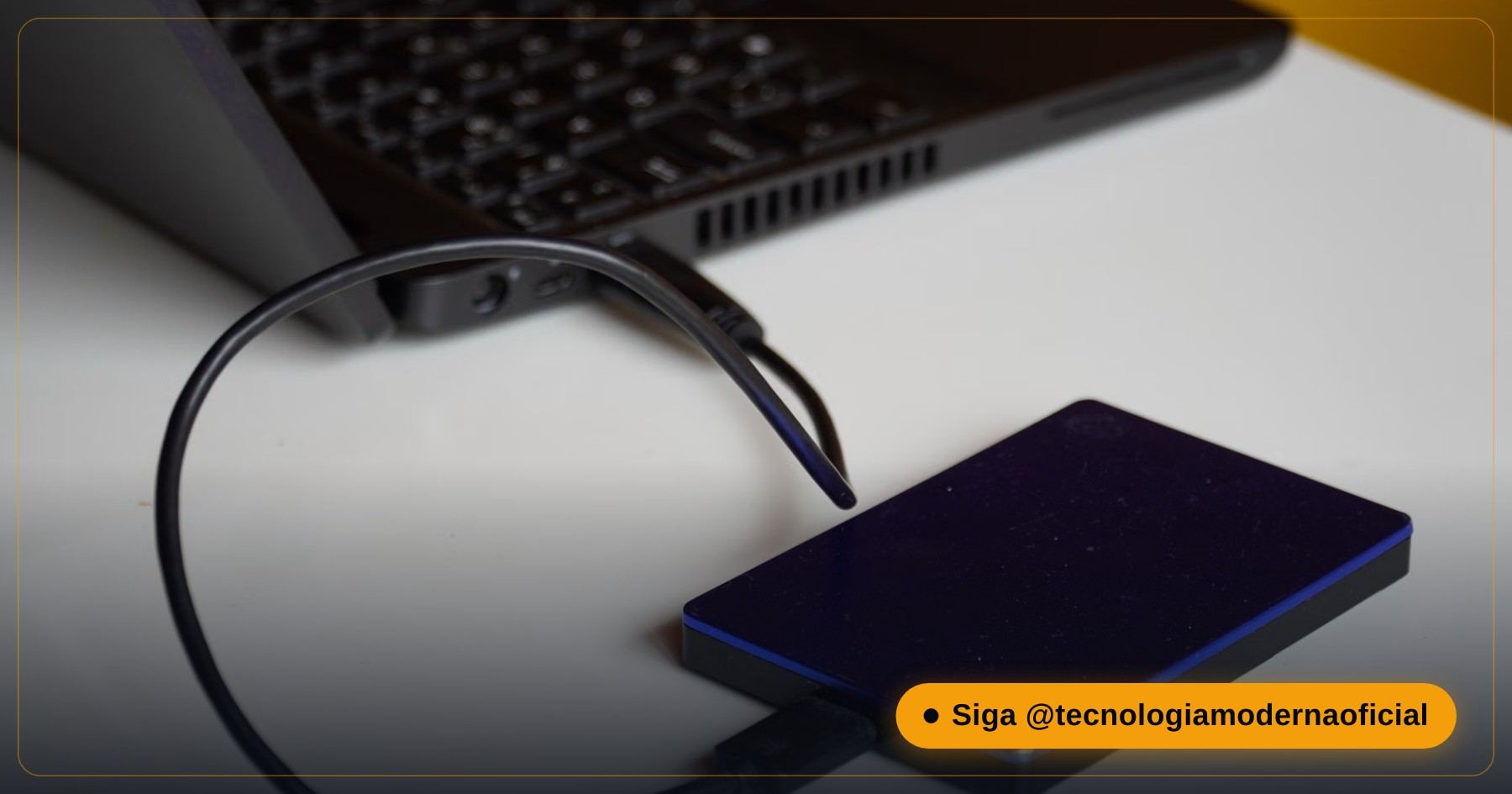 Disco duro externo conectado por cable USB sobre una mesa