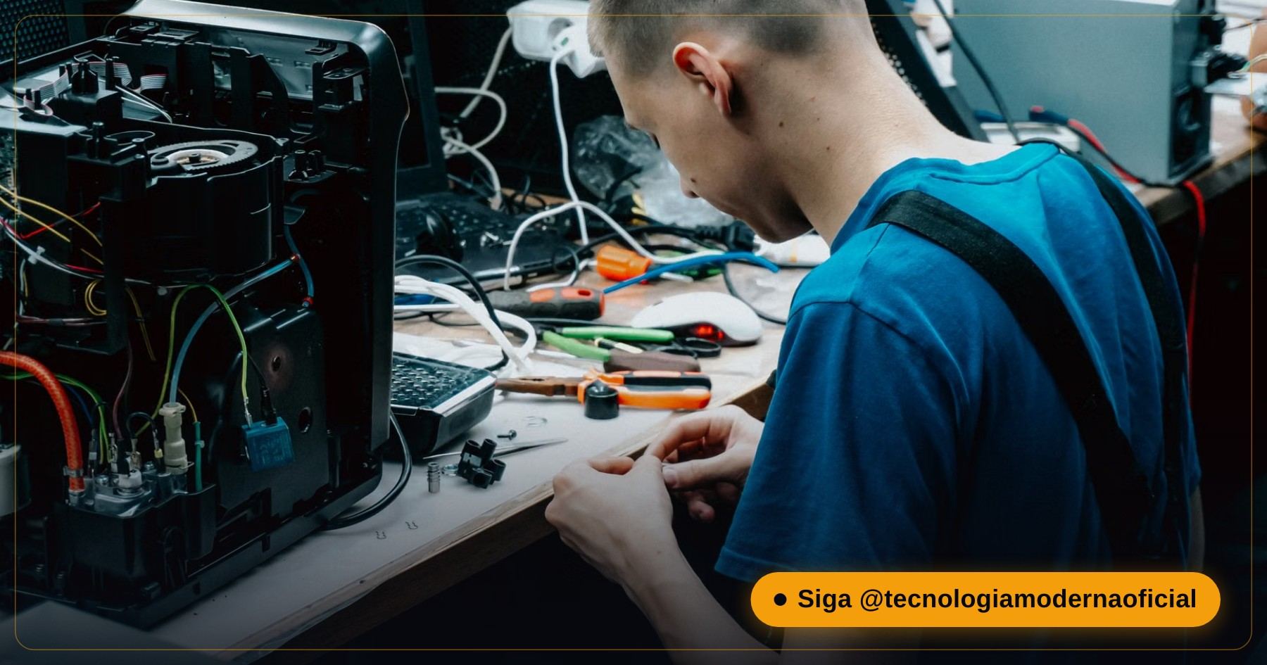 Tecnico al lavoro su un computer al banco di riparazione