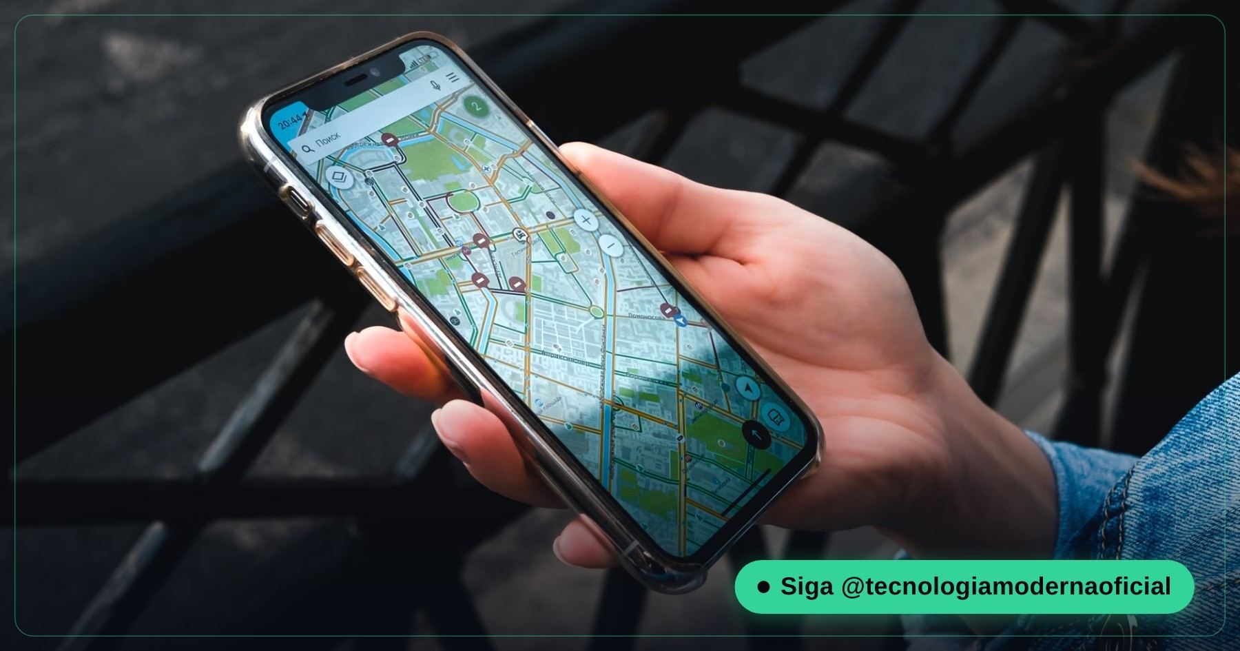 Mão segurando celular com mapa aberto