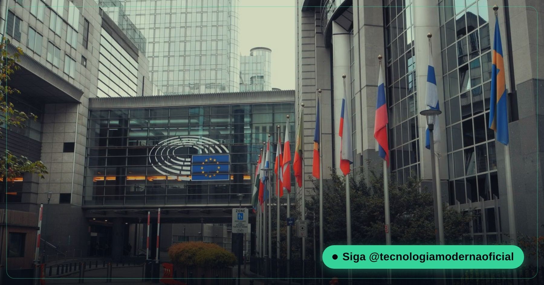Bandeiras da União Europeia em frente a um prédio oficial