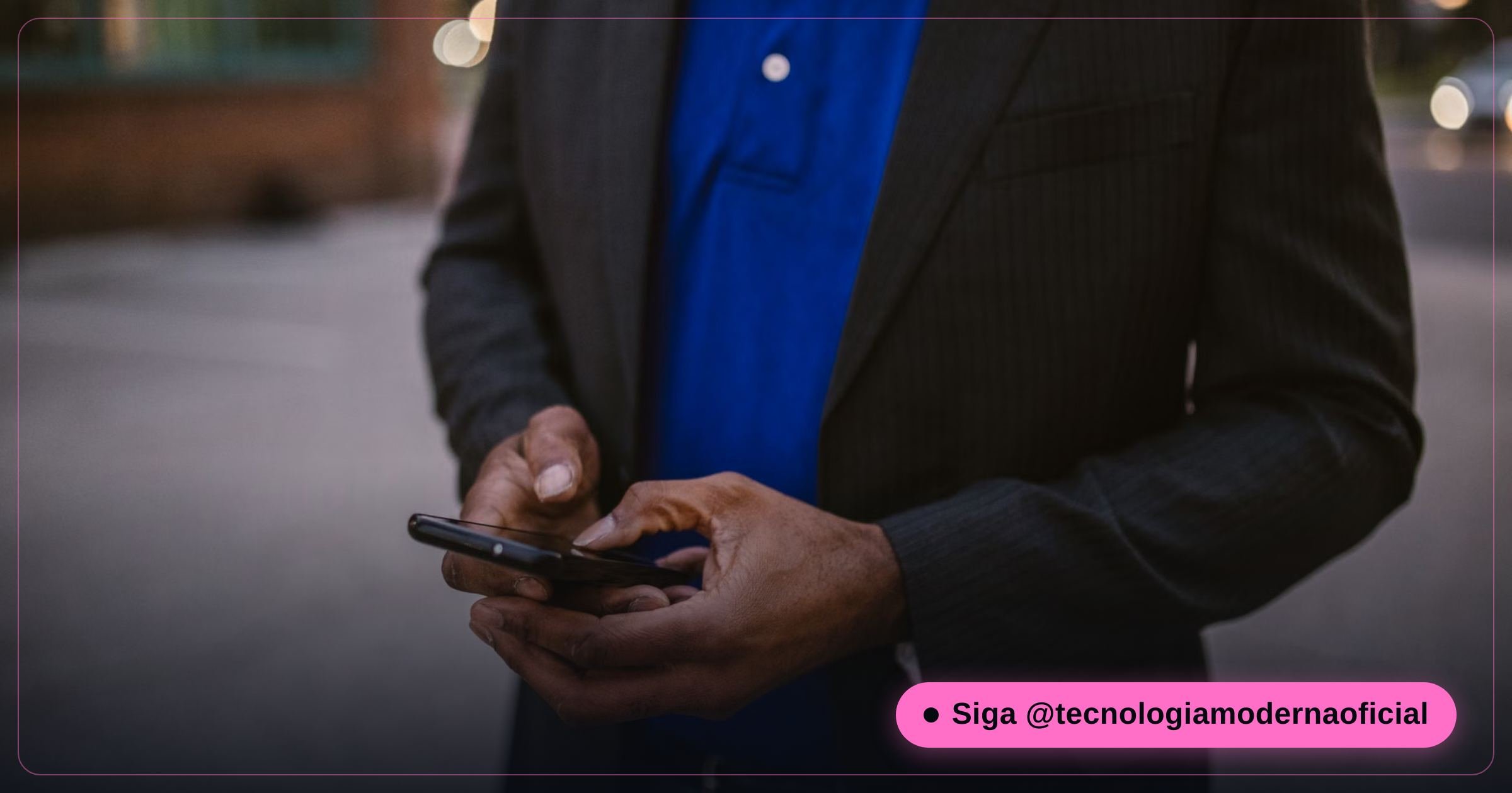 Pequeno empresário usando o WhatsApp Business no celular