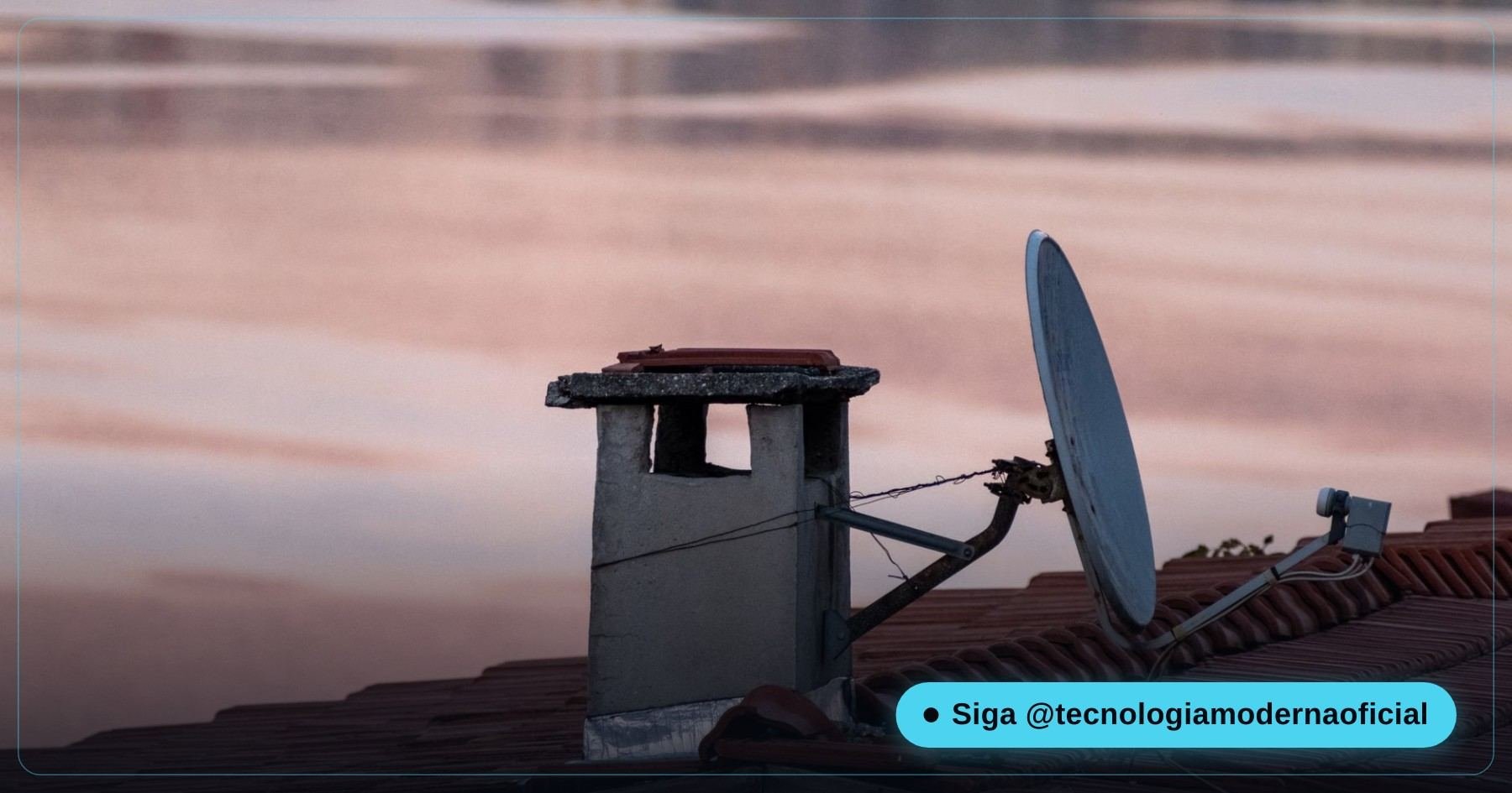 Antena Starlink instalada no telhado de uma casa