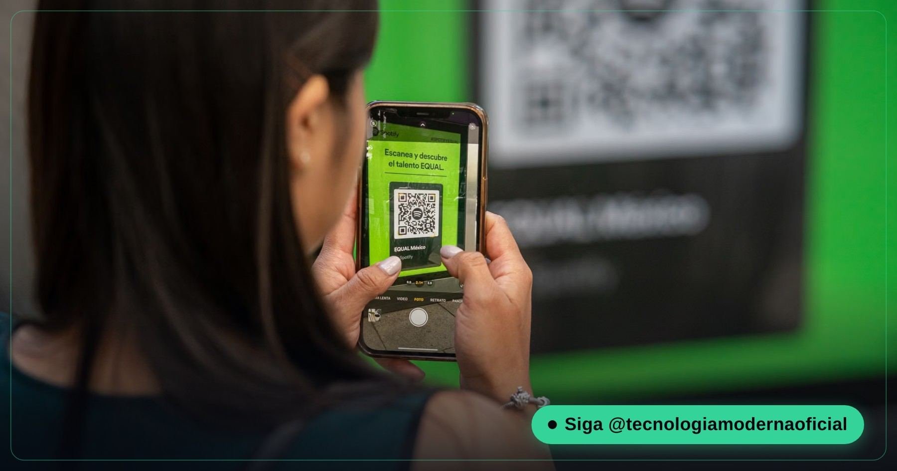 Pessoa escaneando um QR Code com a câmera do celular