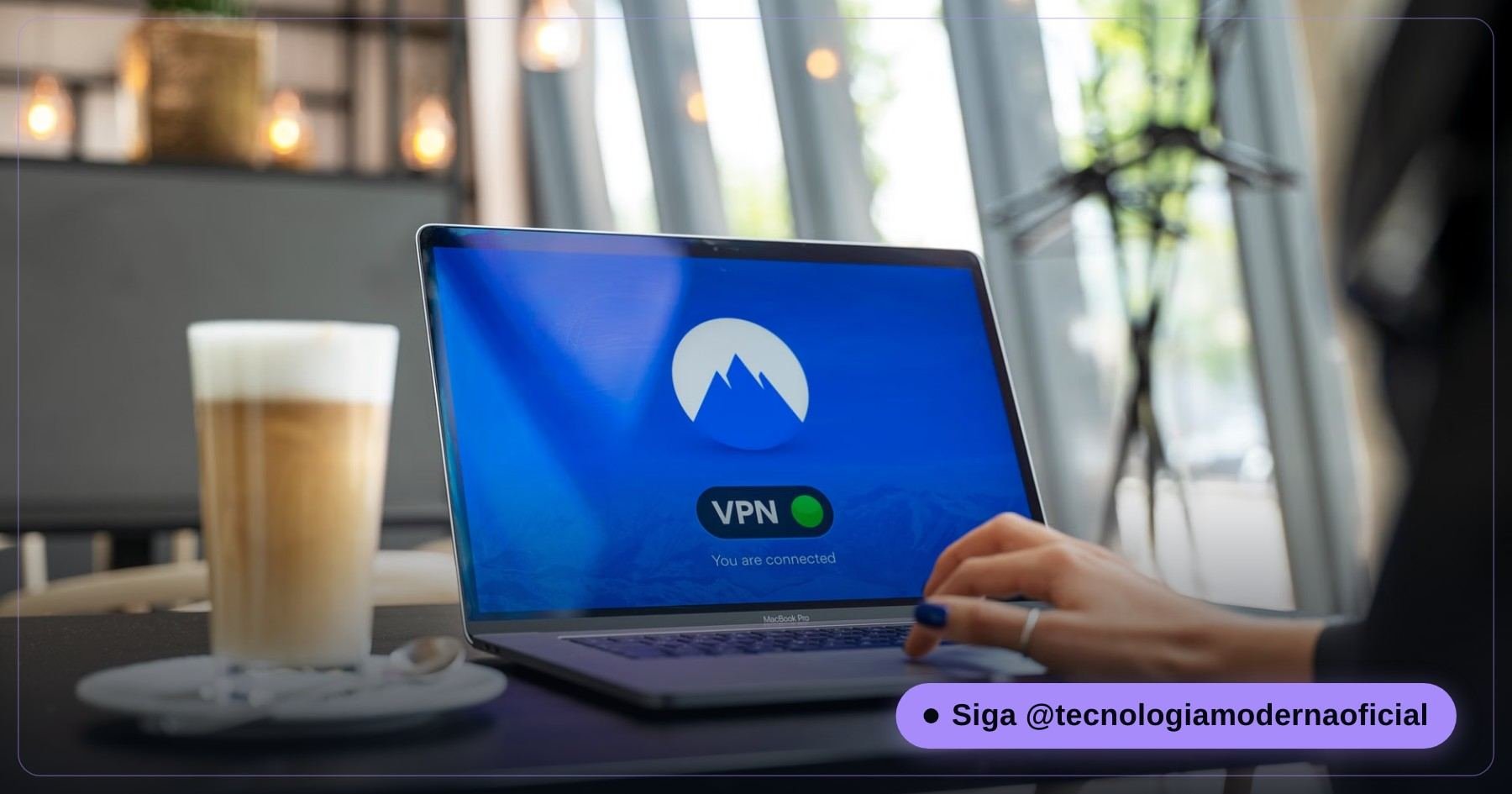 Pessoa usando notebook em uma cafeteria, cenário comum de conexão a rede Wi-Fi pública