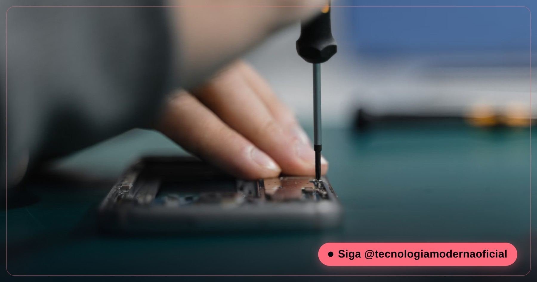 Técnico de assistência realizando a troca de bateria de um smartphone