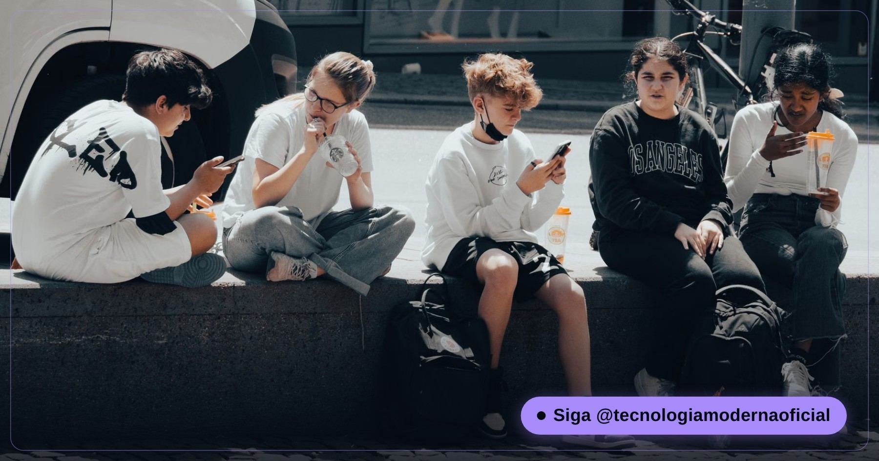 Grupo de amigos conversando ao ar livre com celulares na mão, mostrando como o círculo social e a localização compartilhada influenciam os anúncios que aparecem.