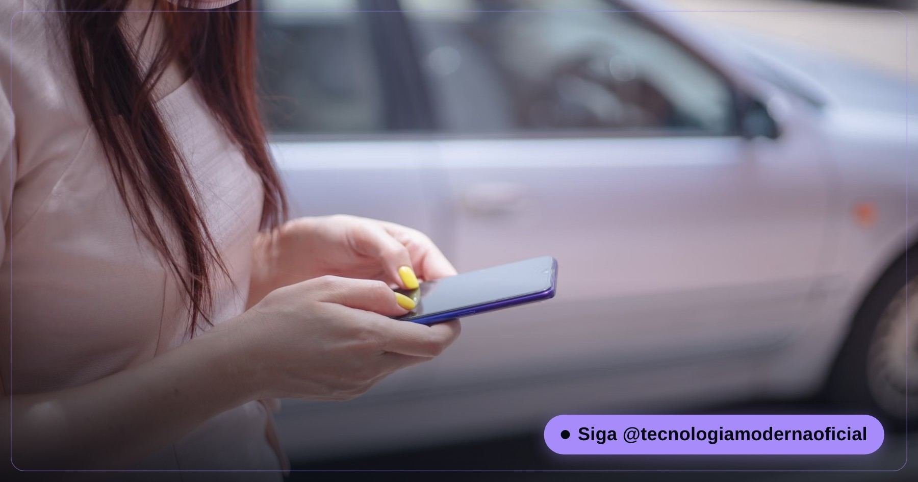 Pessoa conferindo as permissões de aplicativos no próprio celular, verificando quais apps têm acesso ao microfone.