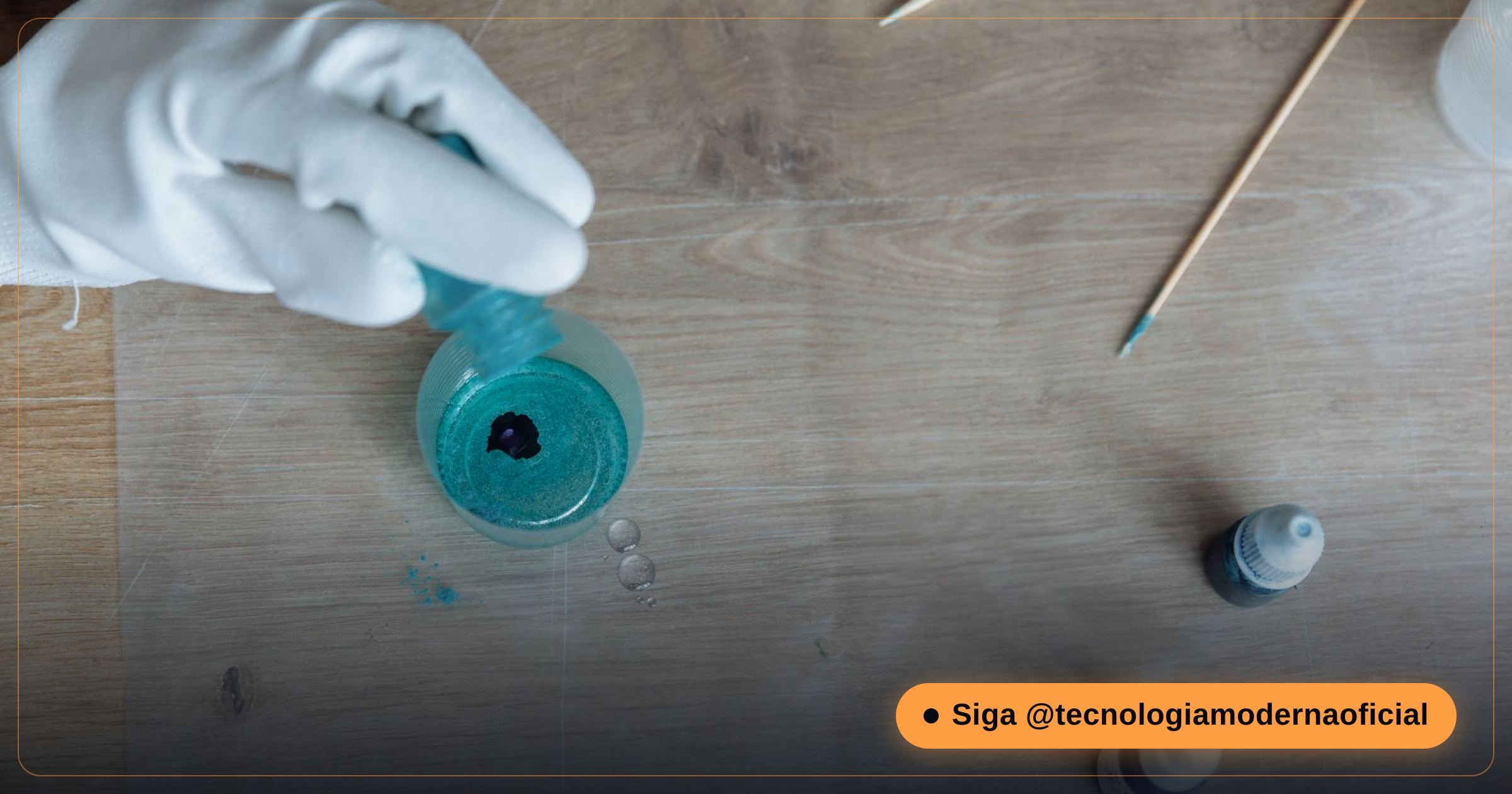 Mão com luva de proteção manuseando resina líquida para impressora 3D com segurança