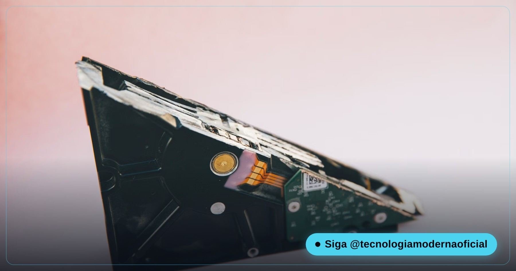 Usuário verificando arquivos em um HD externo após aviso de erro no computador