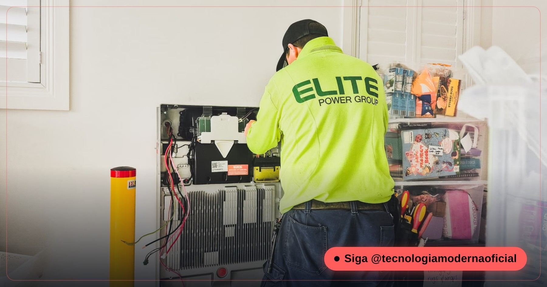 Eletricista profissional conectando fiação e proteções elétricas de uma bateria residencial