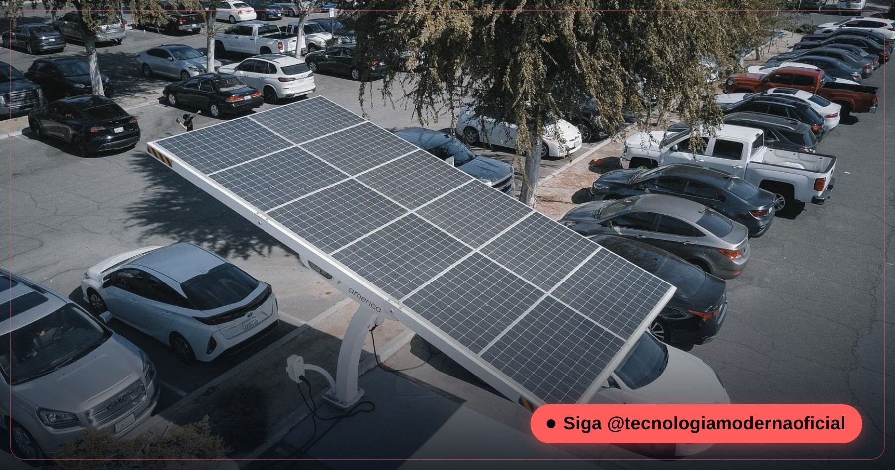 Carro elétrico carregando na garagem de uma casa com painéis solares no telhado