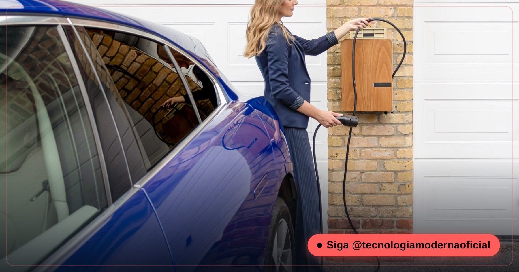 Cabo de carregamento conectado à porta de um carro elétrico durante o carregamento