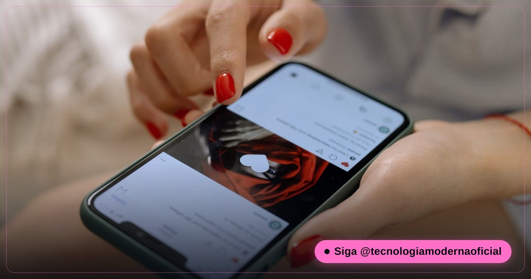 Pessoa segurando o celular e rolando o feed de vídeos curtos