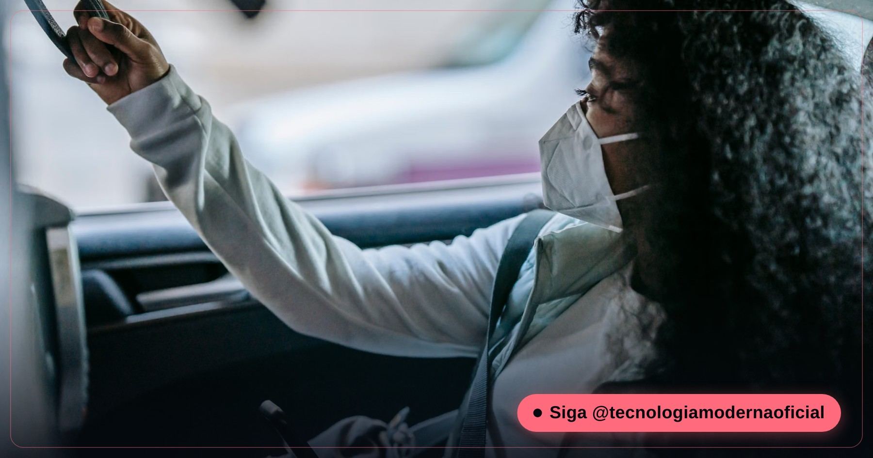 Pessoa usando o celular no banco de passageiro de um carro em movimento, cenário do novo recurso Motion Assist do Android