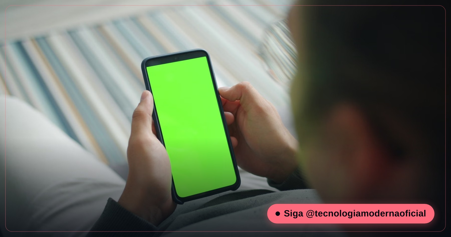Pessoa segurando o celular usando aplicativos com fluidez