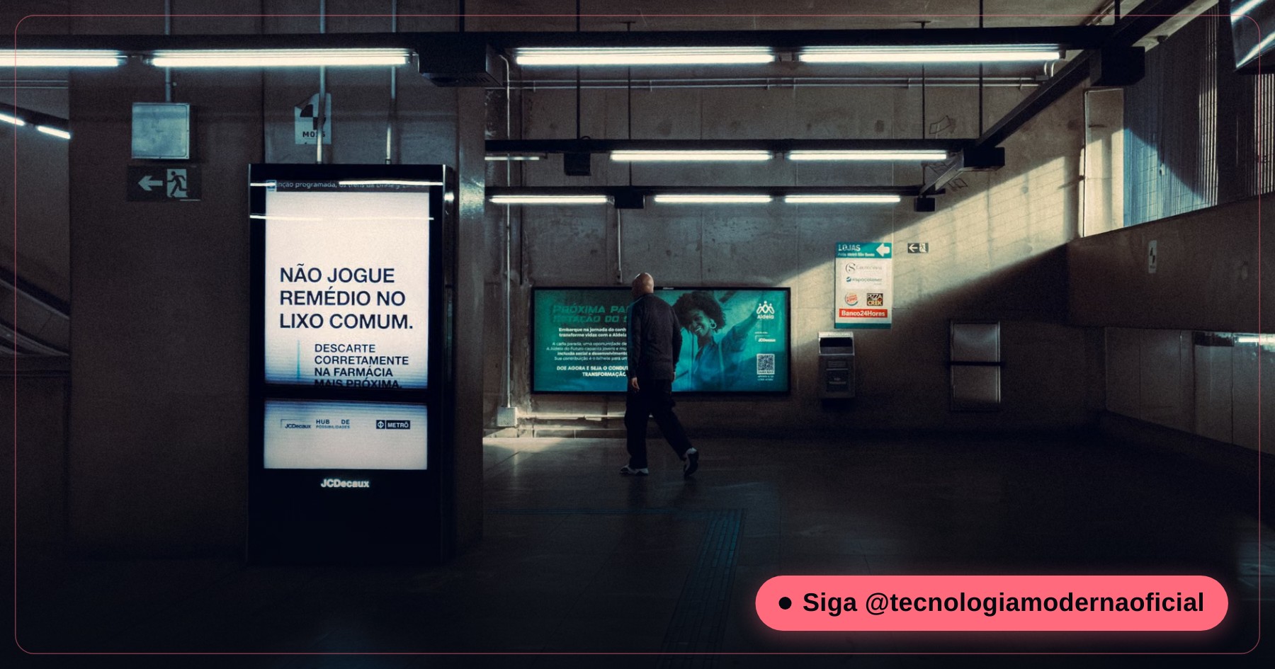 Pessoa olhando o celular sem sinal dentro de um elevador, exemplo de área de sinal fraco