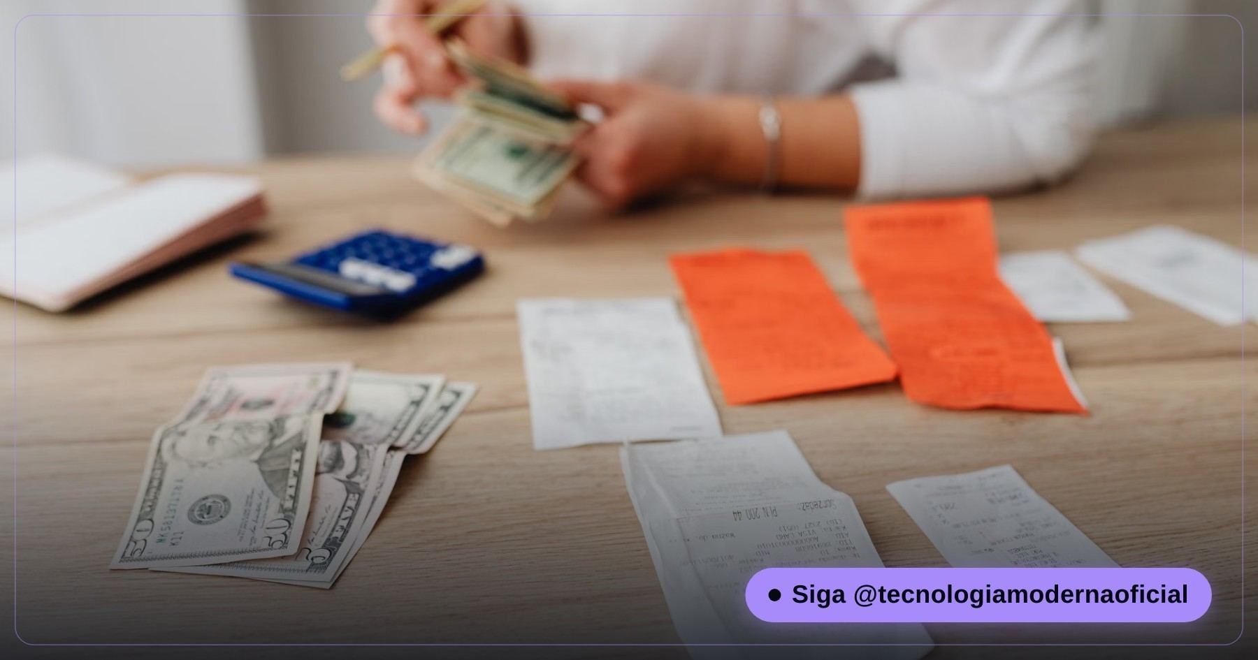 Calculadora sobre notas de dinheiro representando o cálculo de impostos embutidos no preço