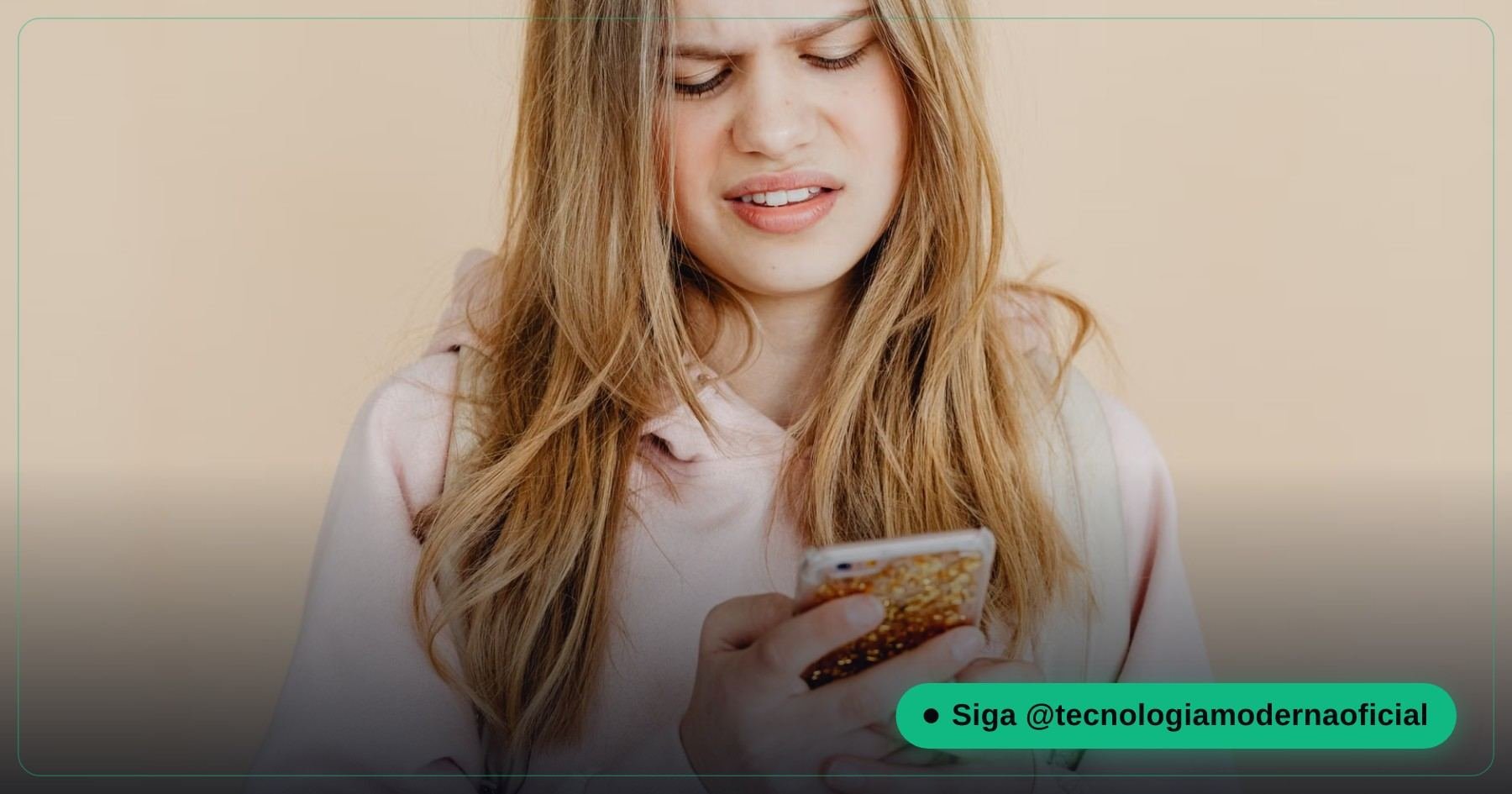 Pessoa desconfiada lendo uma mensagem suspeita no celular