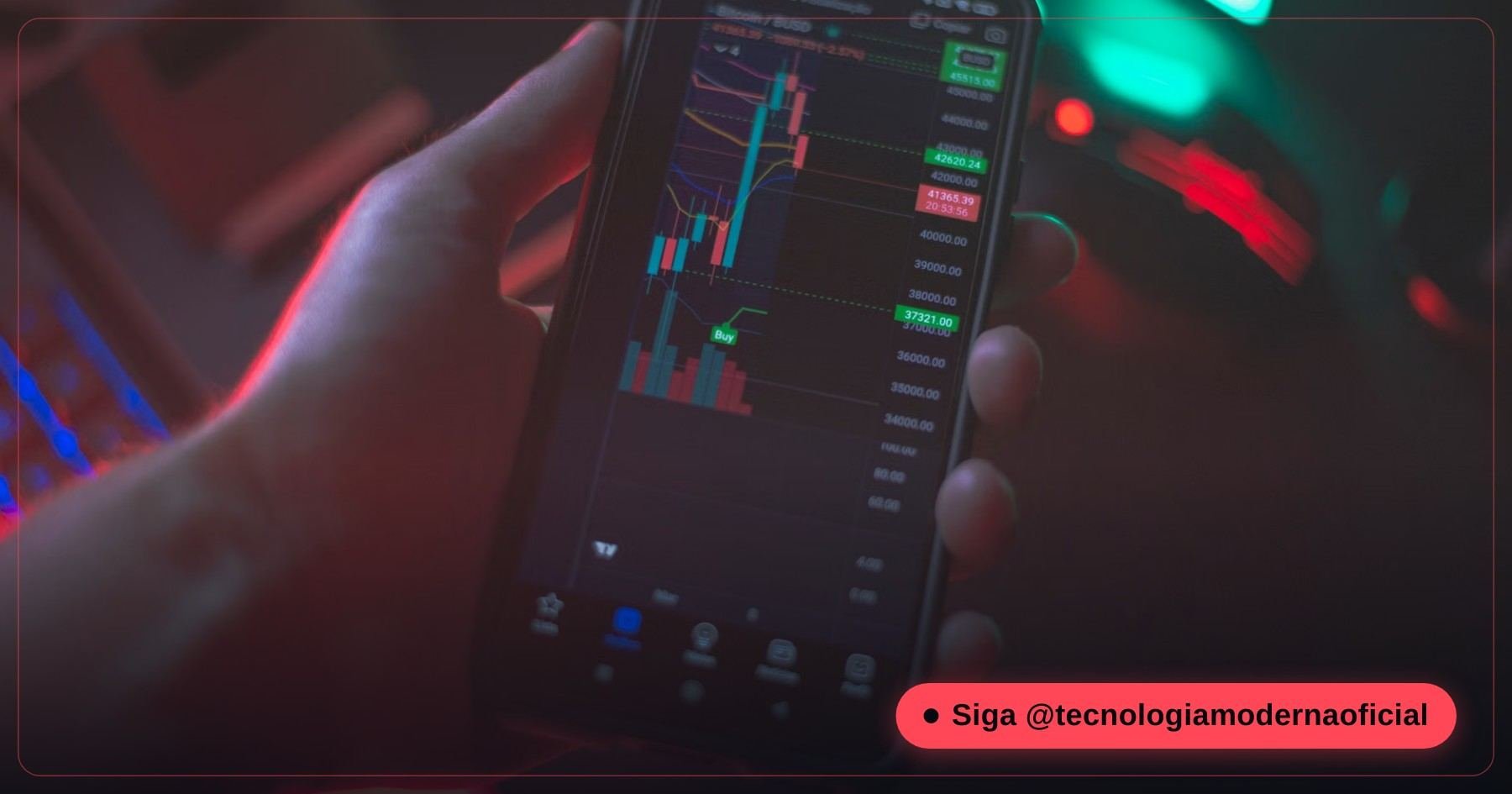 Pessoa comparando preços de celular
