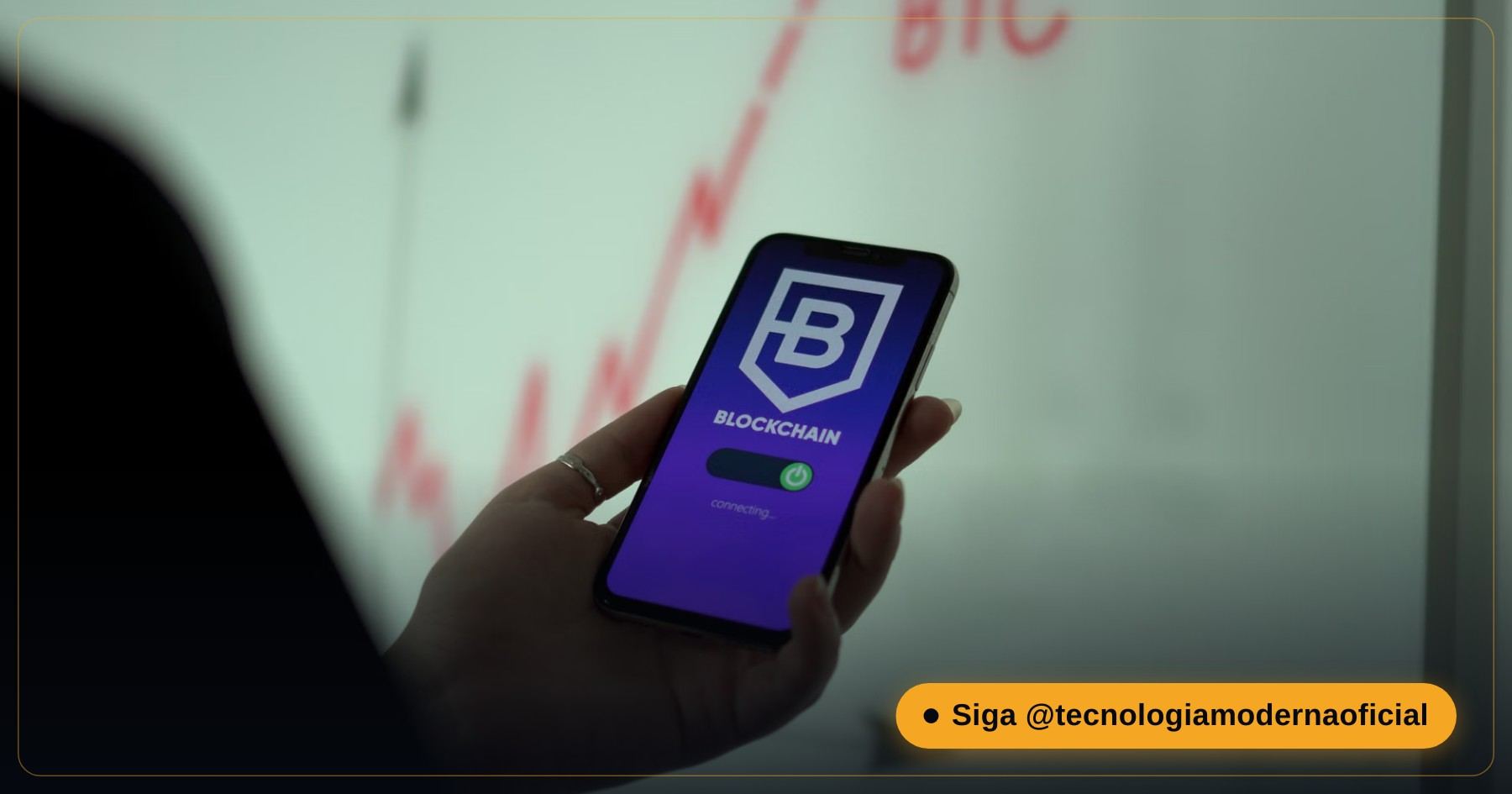 Pessoa usando aplicativo de criptomoedas no celular