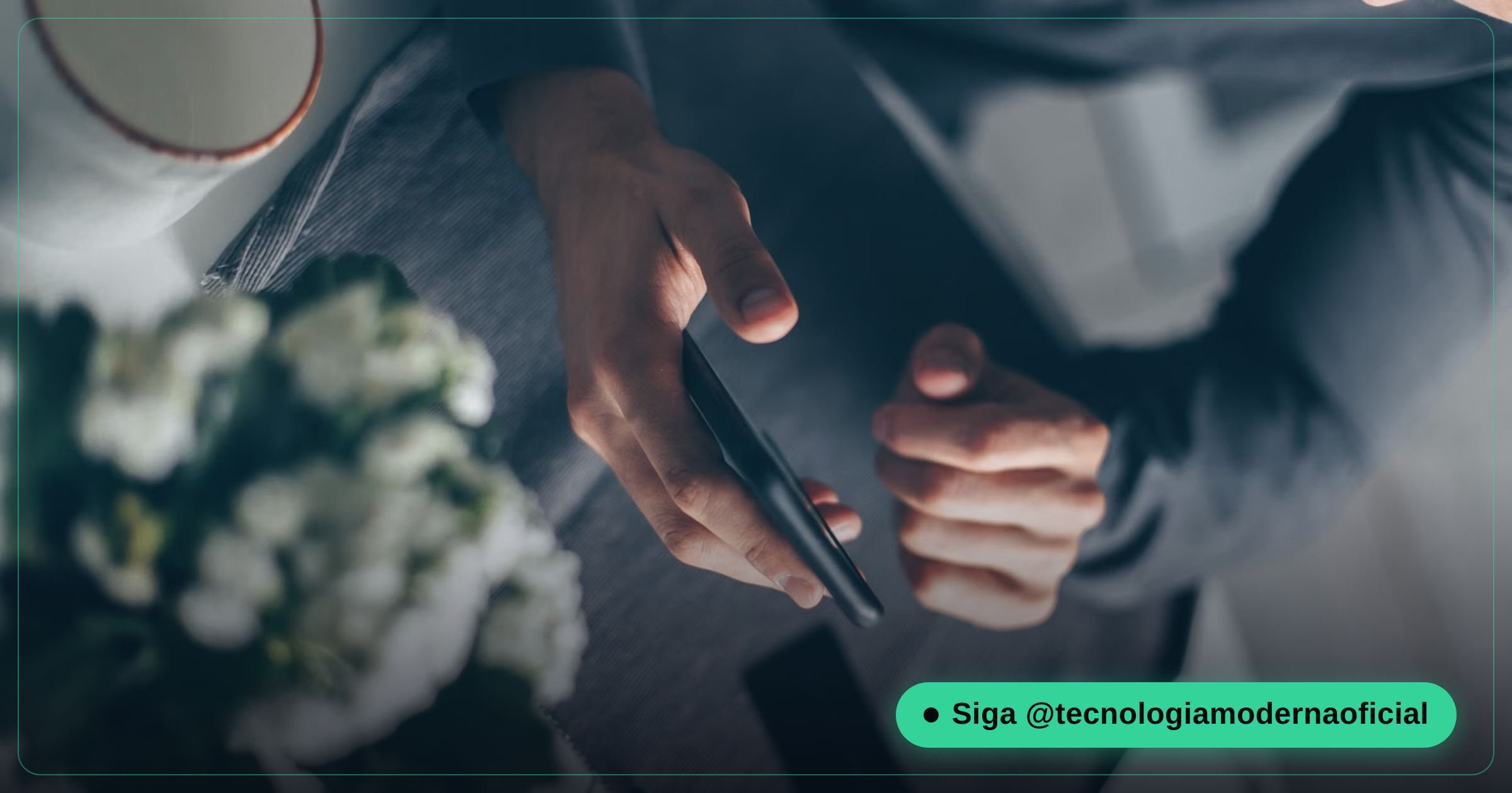 Pessoa segurando celular com aplicativo de banco, representando alerta de golpe de Pix
