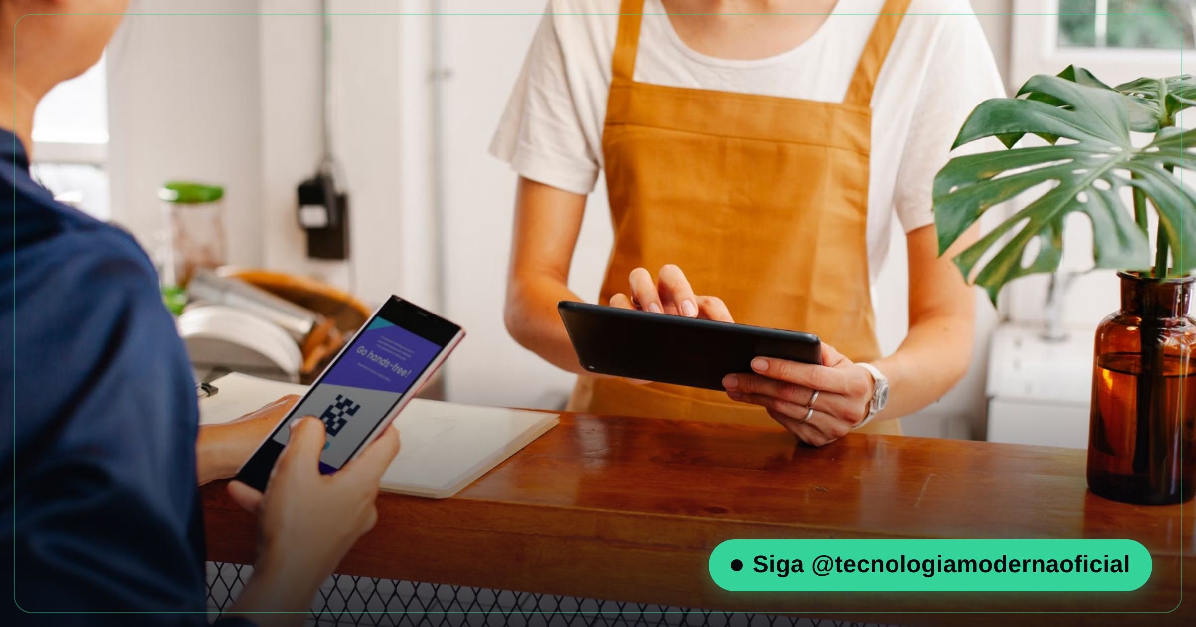 Comerciante conferindo pagamento Pix pelo celular