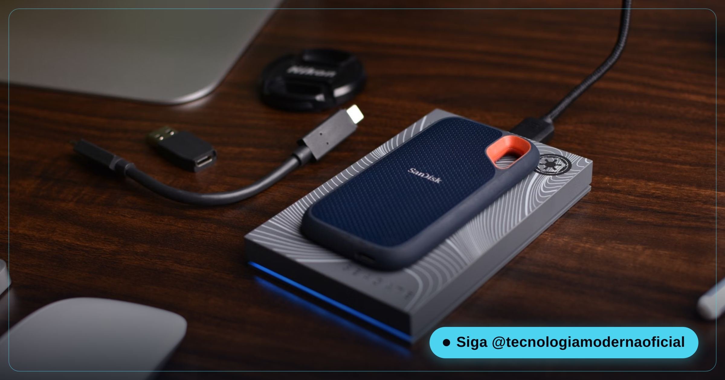SSD externo conectado por cabo USB-C sobre a mesa