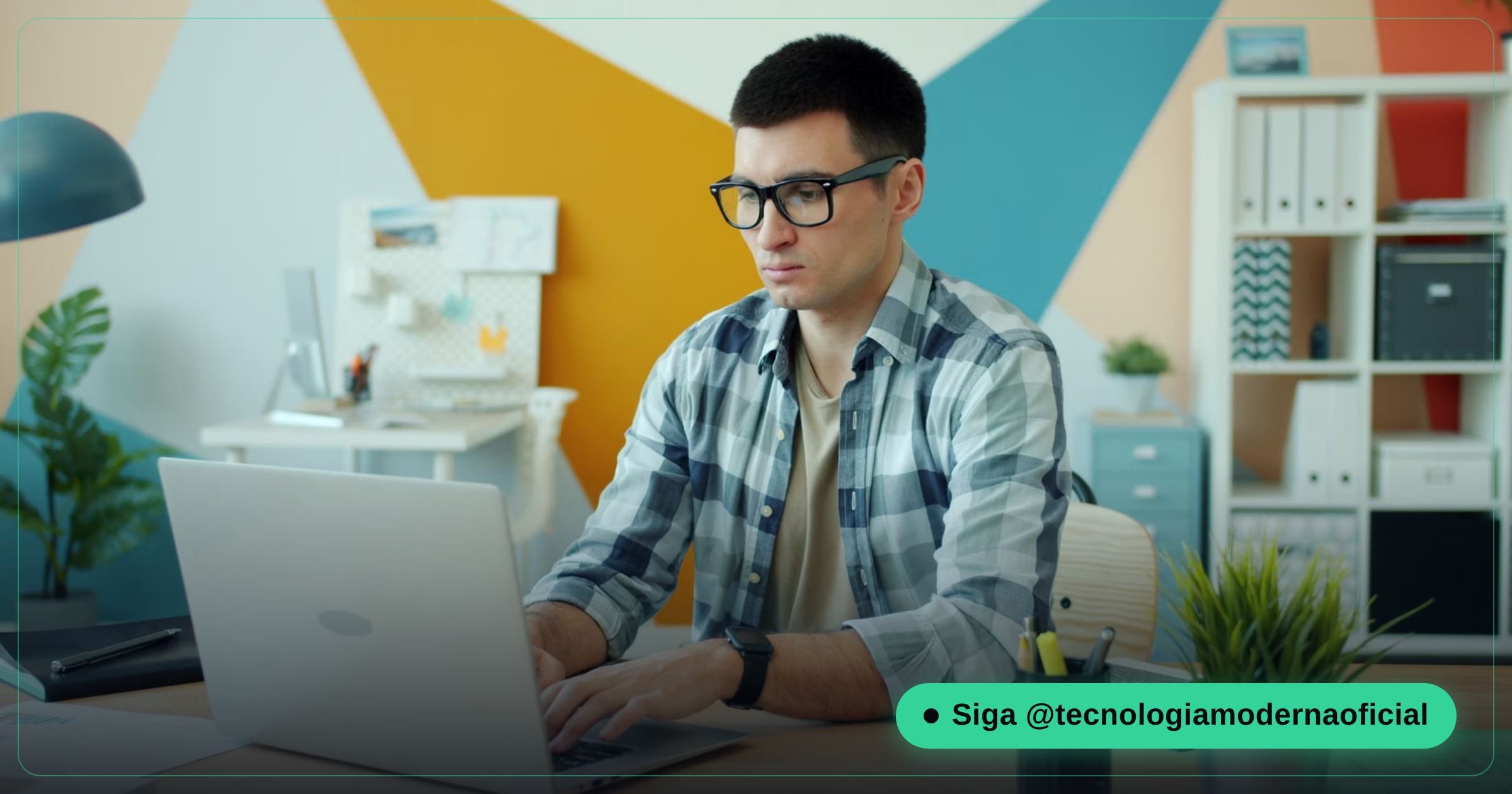 Pessoa verificando exposição de e-mail em vazamento de dados
