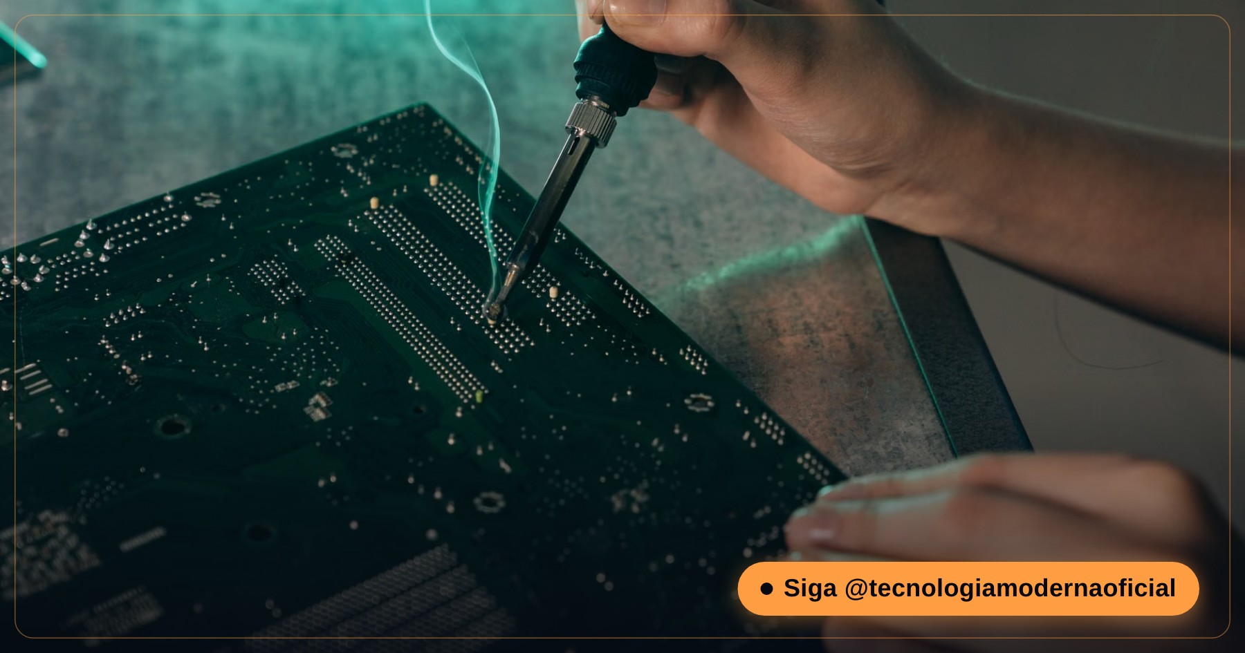 Ferro de solda em uso numa bancada de eletrônica