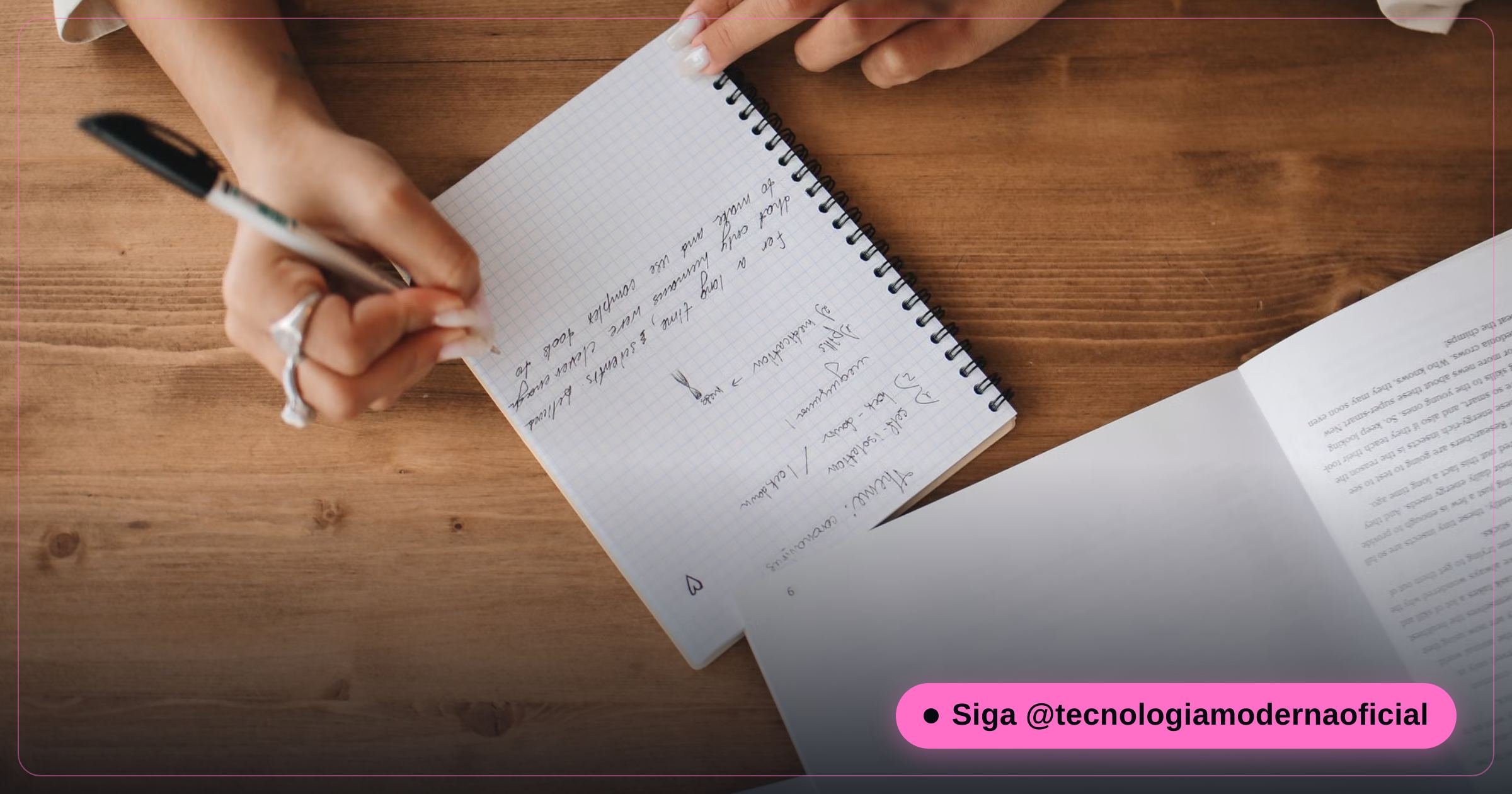 Pessoa organizando flashcards de estudo sobre a mesa