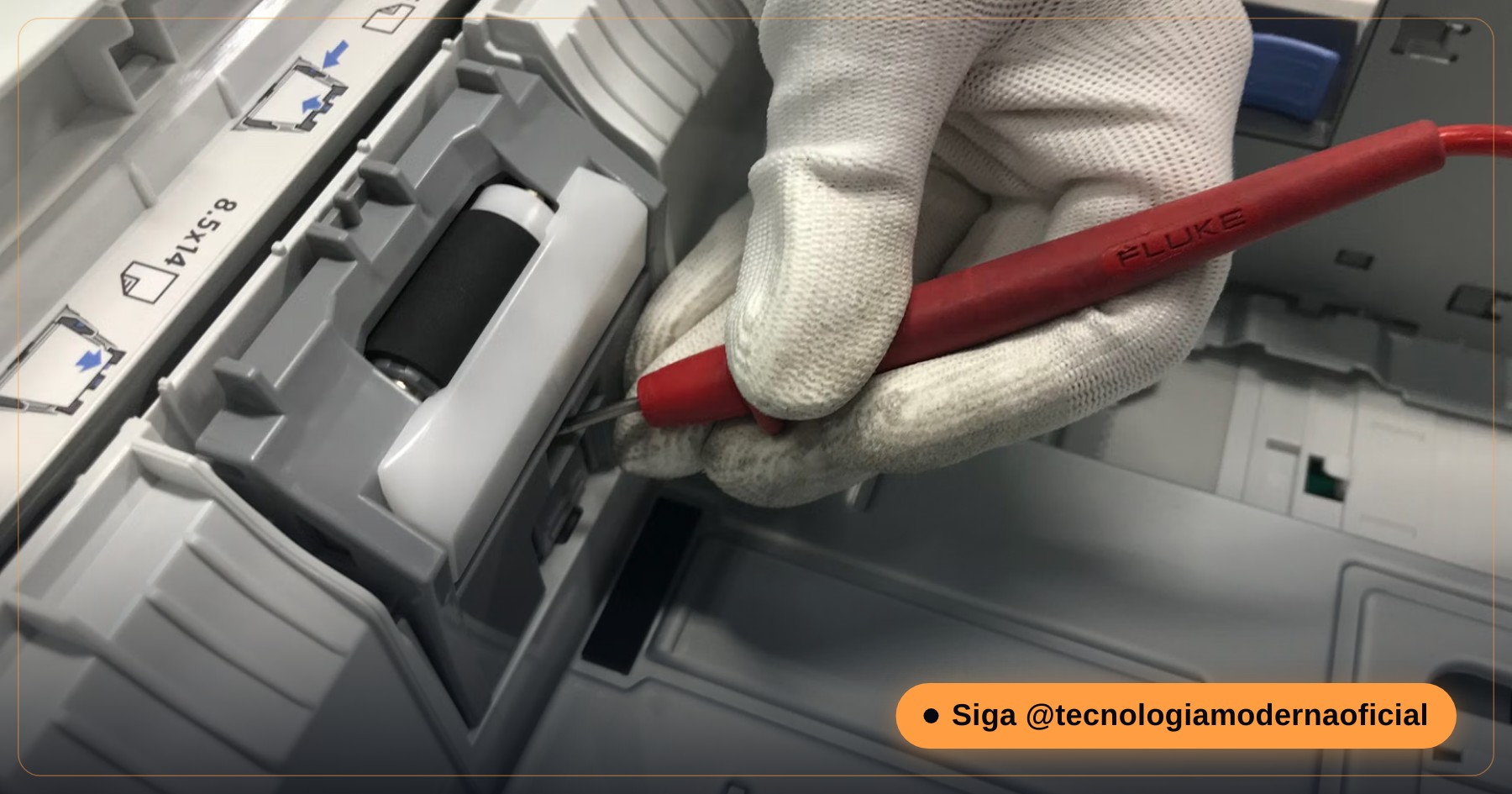 Manutenção de impressora com cartucho de tinta sendo verificado