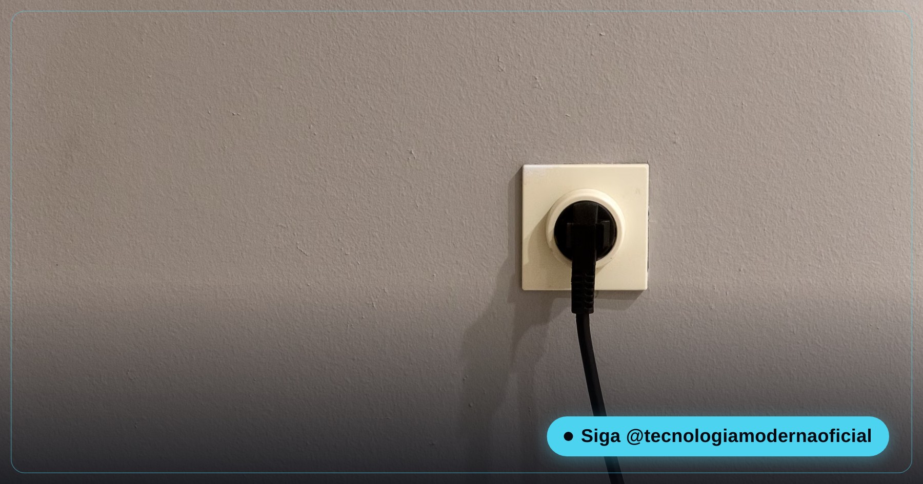 Extensor de Wi-Fi plugado numa tomada retransmitindo o sinal do roteador
