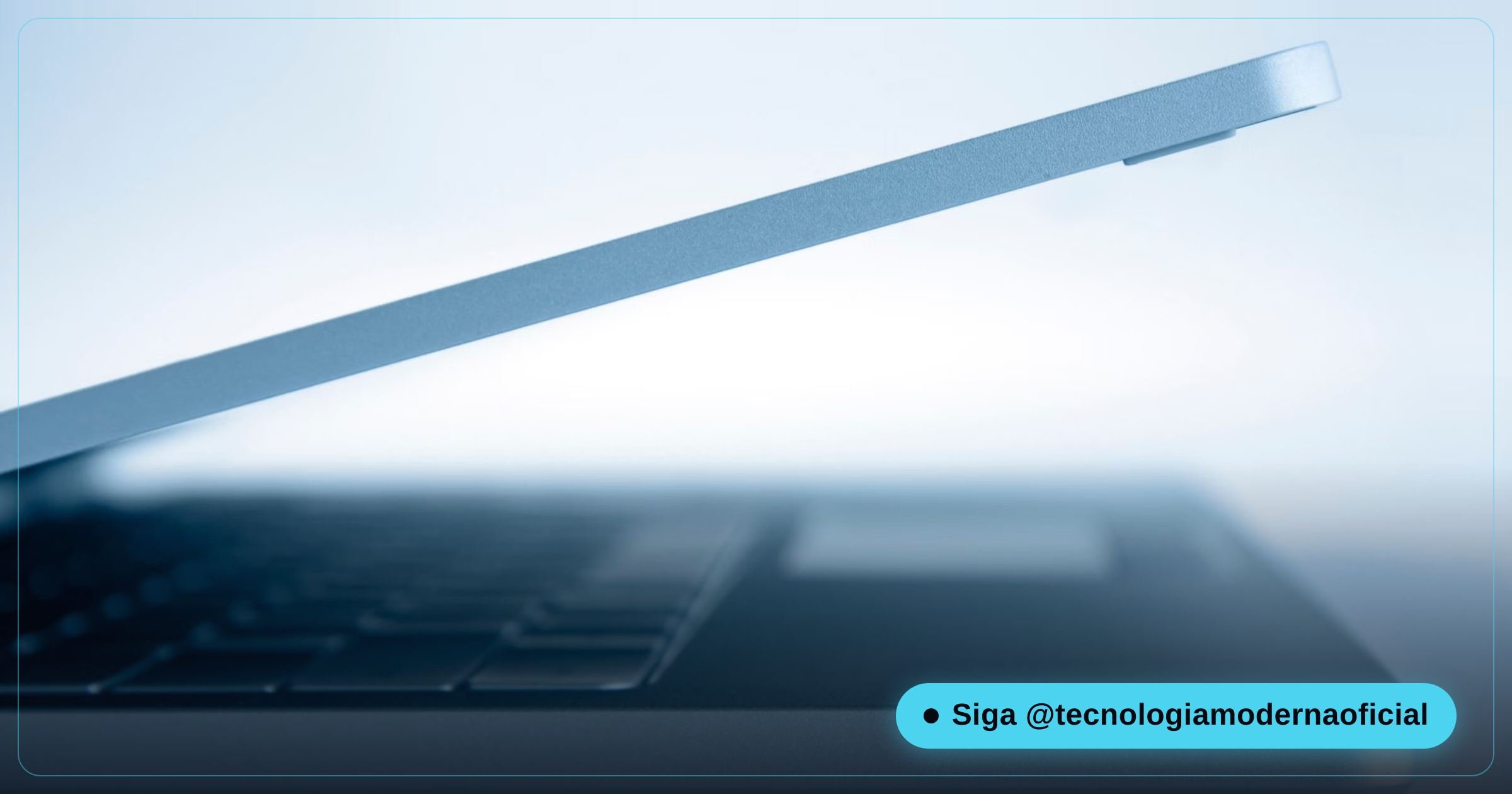 Notebook ultrafino aberto sobre uma mesa, mostrando o teclado