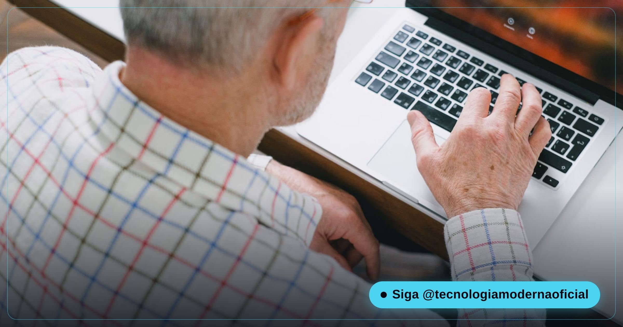 Notebook antigo sendo usado sobre uma mesa, candidato a ganhar sobrevida com uma distribuição Linux leve