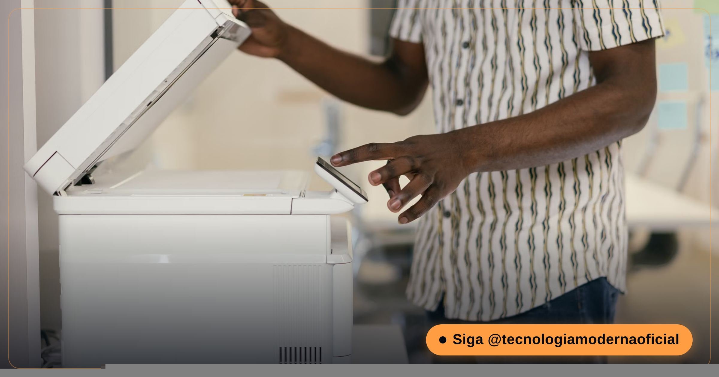 Impressora multifuncional com scanner e função de cópia sobre uma mesa de escritório