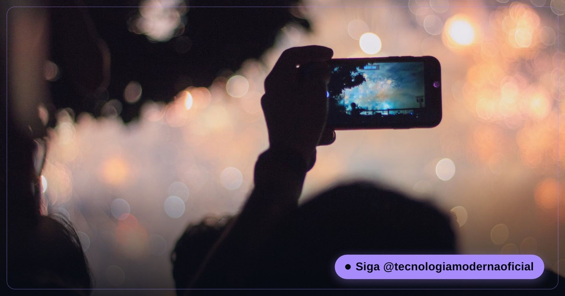 Persona haciendo una foto nocturna de la ciudad con el móvil