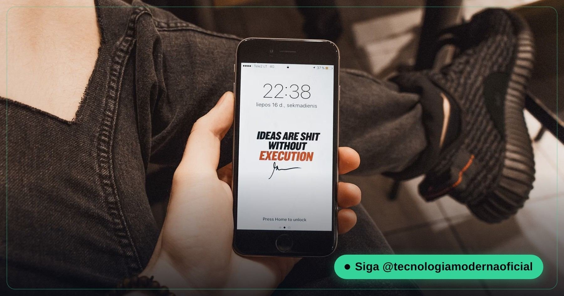 iPhone com a tela bloqueada na mão