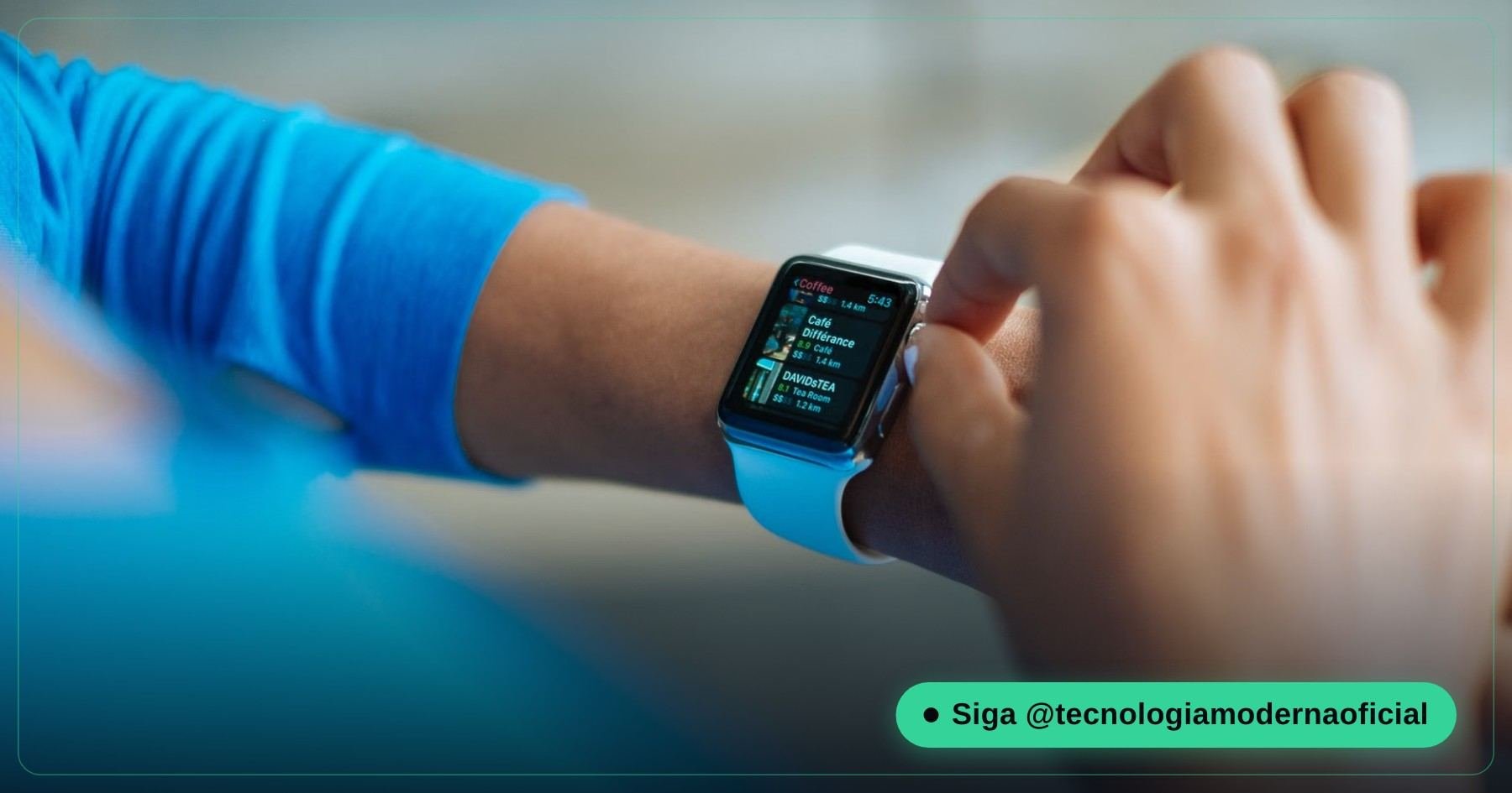 Relógio inteligente no pulso ao lado de um celular