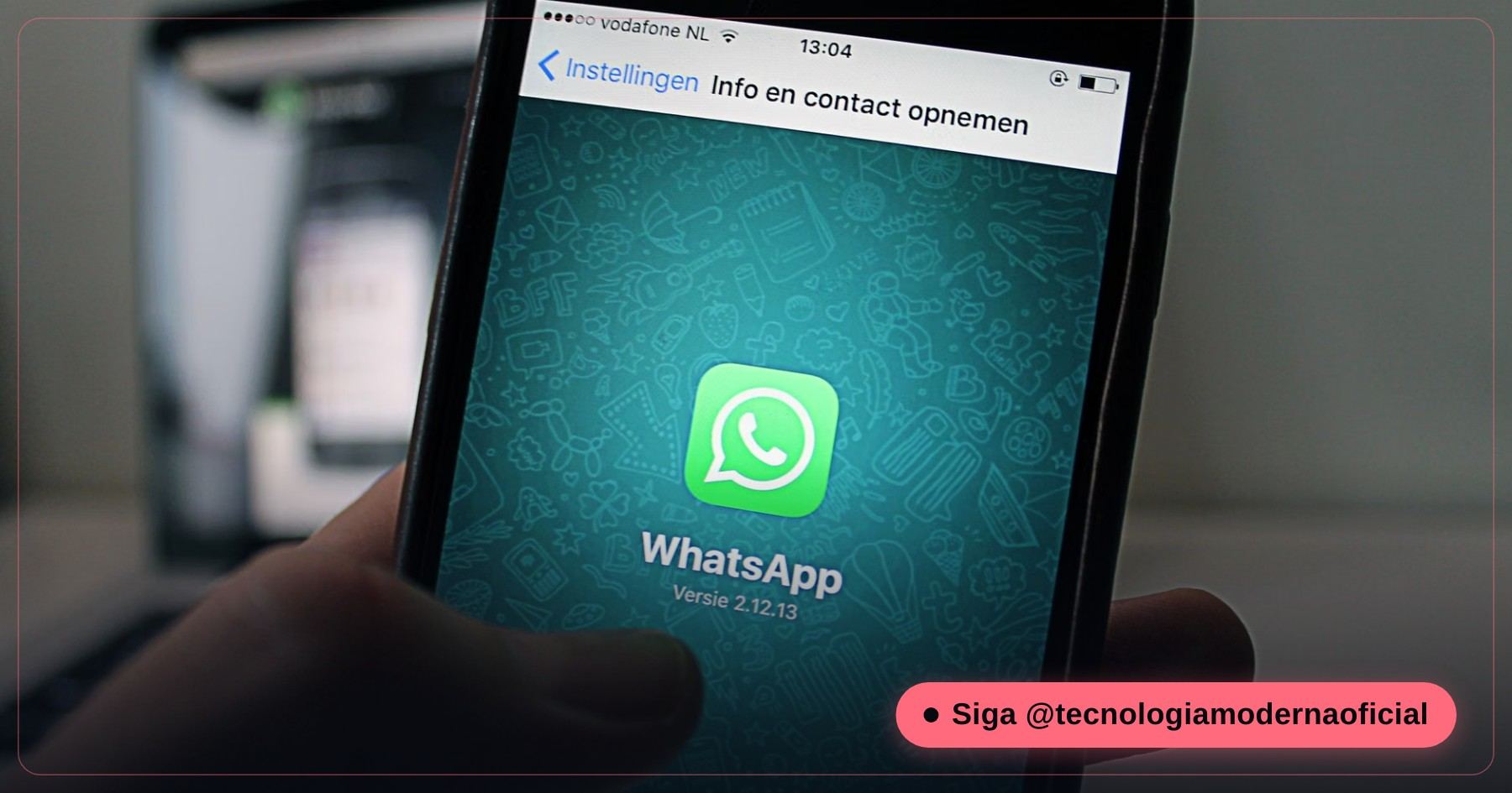 Pessoa usando o WhatsApp no celular