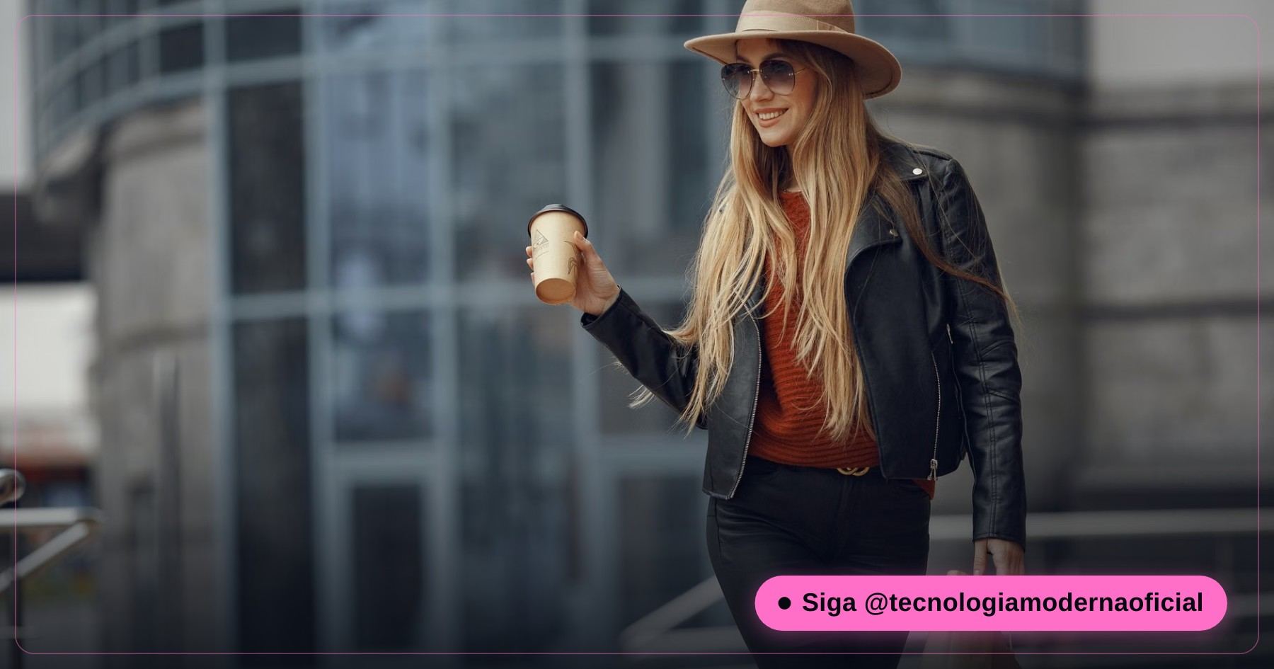 Pessoa usando óculos escuros caminhando pela cidade